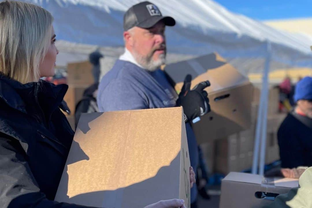 イヴァンカ・トランプさんのインスタグラム写真 - (イヴァンカ・トランプInstagram)「Thank you to our many incredible partners and volunteers who helped feed tens of thousands American families across Idaho and NY, with fresh, nutritious, locally-sourced produce and dairy this holiday season.  ✔️1.1 Million pounds of locally sourced dairy🥛+ produce 🍎delivered  ✔️1.3 Million meals served  ✔️52,000 + food boxes distributed 📦  ✔️100% privately funded  God Bless and Happy New Year!」1月18日 22時41分 - ivankatrump