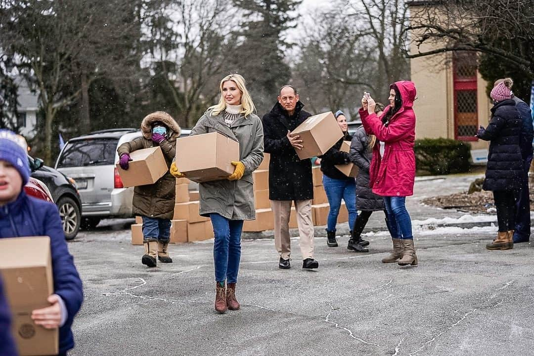 イヴァンカ・トランプさんのインスタグラム写真 - (イヴァンカ・トランプInstagram)「Thank you to our many incredible partners and volunteers who helped feed tens of thousands American families across Idaho and NY, with fresh, nutritious, locally-sourced produce and dairy this holiday season.  ✔️1.1 Million pounds of locally sourced dairy🥛+ produce 🍎delivered  ✔️1.3 Million meals served  ✔️52,000 + food boxes distributed 📦  ✔️100% privately funded  God Bless and Happy New Year!」1月18日 22時41分 - ivankatrump