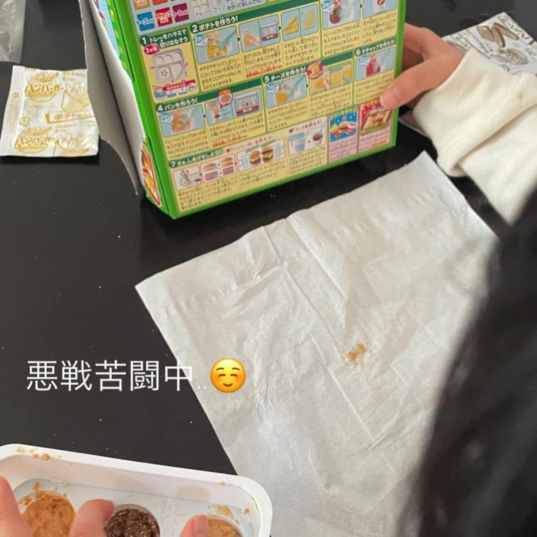 三浦奈保子さんのインスタグラム写真 - (三浦奈保子Instagram)「国語の読解ドリルをさせてみても、 よくよく文章を読まなかったりして.. なかなか答えに辿りつかない こどもたち。  思い立って 知育菓子を 自分たちで説明を読んでやる！ という試みをしてみたのですが、  これが 効果てきめん..!!  こんなに量の多い文章。 でもちゃんと順番通り読んで 図を見て 理解しないと作れない！  ということで、 必死になって読んで理解しようとしてくれます。  これをすべて、 「自分から」「楽しんで」 やってくれるというのが 最高ですよね✨😂  もちろん手先も育つし、 ひらがな、カタカナ、 漢字もどんどん定着させてくれます。  知育菓子で国語力を伸ばす、 どんどんやっていきたいです☺️✨👍  #知育菓子  #ポッピンクッキン　#知育　#4才　#5才　#6才　#7才 #勉強法　#幼児教育　#幼稚園ママ　#小学生ママ #幼稚園児　#小学生 #国語力　#国語力アップ  #読解力　#小学校受験　#中学受験」1月19日 15時03分 - miura_naoko_