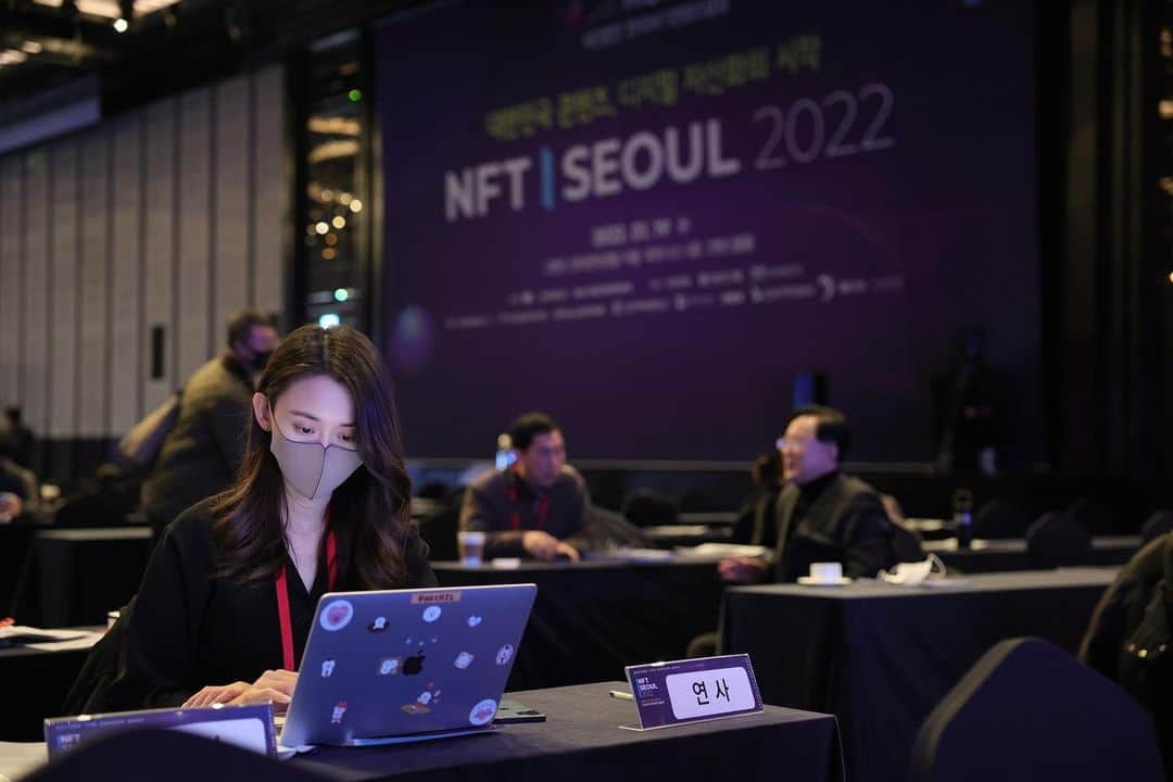 ホ・ヨンジュ さんのインスタグラム写真 - (ホ・ヨンジュ Instagram)「#NFT SEOUL 2022 컨퍼런스에서 <콘텐츠 산업과 NFT성장 가능성> 주제로 발표를 했습니다✨  제가 쓴 #2022콘텐츠가전부다 에 서술한 내용을 바탕으로 콘텐츠 업계에서 NFT를 어떻게 활용하고 있는지 이야기 하고, 저희 @axiesisters 의 사례를 통해 직접 경험하며 느낀점을 나눴습니다.    오늘 한국 NFT 콘텐츠협회 창립총회도  함께 진행했는데요, 의미있는 자리에 연사로 초청해주셔서 진심으로 감사합니다🙏   #NFT #conference #blockchain #web3 #강연 #컨퍼런스 #듀자매 #axiesisters #트랜드북 #작가 #미래의창」1月19日 19時07分 - good7919