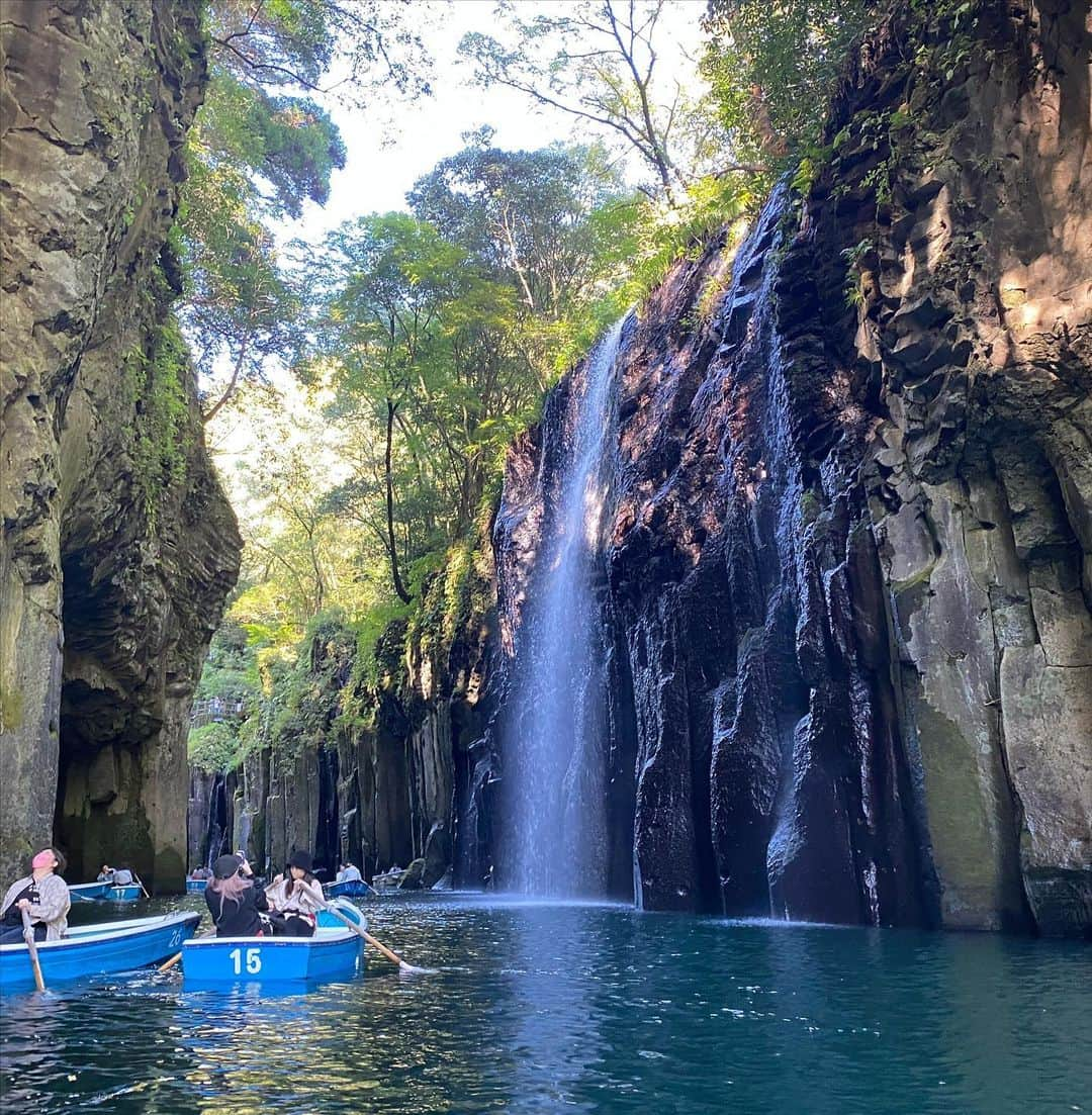 中島遥さんのインスタグラム写真 - (中島遥Instagram)「来たからには、もちろんボートにも乗りました🚣‍♂️✨ いやもう、本当神秘的すぎる😳 カモも泳いでて、可愛かった🦆  #宮崎旅行#高千穂#高千穂峡 #旅行#travel#宮崎県#絶景#お出かけ#宮崎グルメ #撮影#portrait#ファインダー越しの私の世界#東京カメラ部#カメラ#一眼レフ#フォロー#カメラ女子#自然#follow#japan#いいね#コメント#ありがとうございます#japanesefood」1月20日 22時15分 - haruka_nakashima