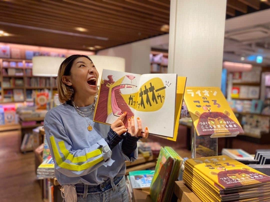 安藤サクラさんのインスタグラム写真 - (安藤サクラInstagram)「1.17 @daikanyama.tsutaya  #ライオンのこころ📙♡ 気が抜けない日々が続くなか本当にありがとうございました。オンライン視聴のみなさまとも一緒にこの時間を共有できて、とてもうれしかったです。たのしかった。またあいましょう🐨💖 💄@taeko.kusaba 🙏💗 @theshe_____ 🙏💗」1月21日 14時29分 - sakuraando