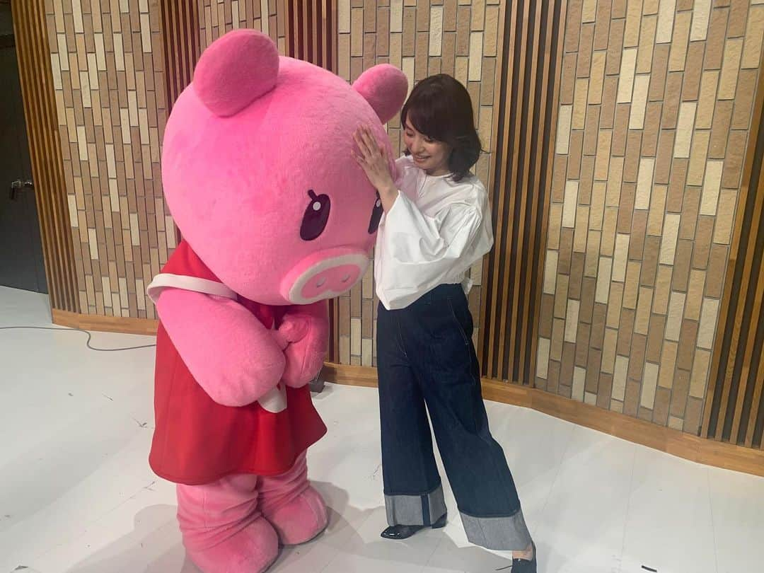 石田ゆり子さんのインスタグラム写真 - (石田ゆり子Instagram)「Nスタに生出演したら ブーナちゃんが来てくれた。 プーナちゃん、自分が可愛いこと知ってるでしょ！ ポーズがいちいち可愛いですもん😆‼️ #ブーナちゃん #タマティーノ写真館」1月21日 17時44分 - yuriyuri1003