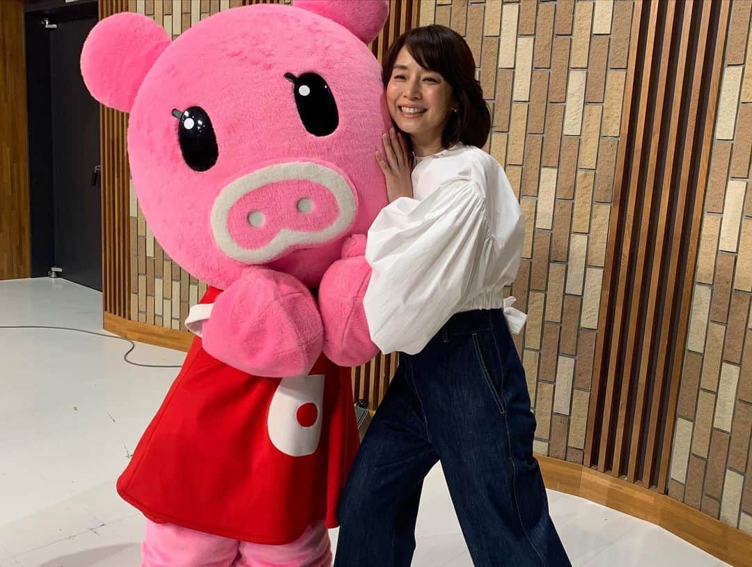 石田ゆり子さんのインスタグラム写真 - (石田ゆり子Instagram)「Nスタに生出演したら ブーナちゃんが来てくれた。 プーナちゃん、自分が可愛いこと知ってるでしょ！ ポーズがいちいち可愛いですもん😆‼️ #ブーナちゃん #タマティーノ写真館」1月21日 17時44分 - yuriyuri1003