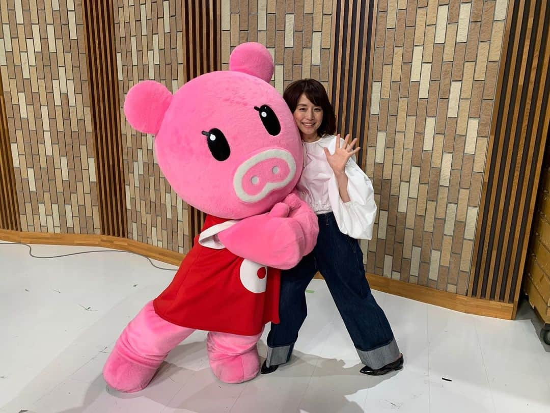 石田ゆり子さんのインスタグラム写真 - (石田ゆり子Instagram)「Nスタに生出演したら ブーナちゃんが来てくれた。 プーナちゃん、自分が可愛いこと知ってるでしょ！ ポーズがいちいち可愛いですもん😆‼️ #ブーナちゃん #タマティーノ写真館」1月21日 17時44分 - yuriyuri1003