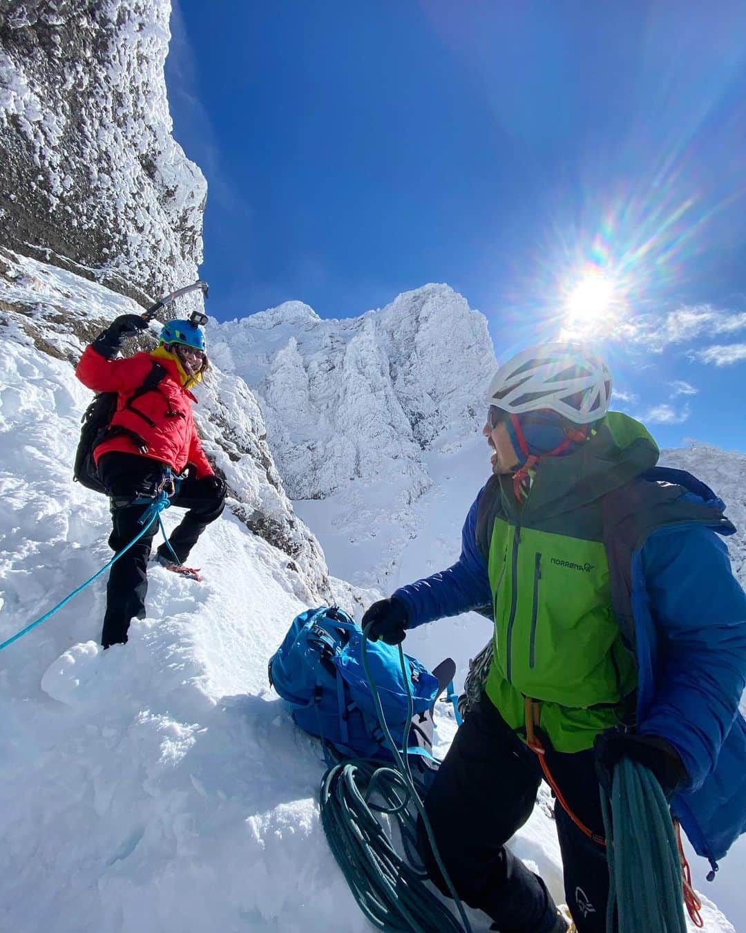 岩垂かれんさんのインスタグラム写真 - (岩垂かれんInstagram)「厳冬期八ヶ岳登山🏔  初めてのアイゼン、冬山登山 良い体験をしてきました🙏  小同心クラックは断念しましたが 最後に奇跡的な晴れ間！ 大同心でサポートしてもらった増本さんと 良い写真が撮れました！笑  いまだにどこに向かっているのか 自分でも分かっていませんが、、 引き続き頑張ります😂  引き続きTverで見逃し配信されてます！！  いつもたくさんのメッセージありがとうございます🤍  #厳冬期 #八ヶ岳 #冬山登山 #アドベンチャー魂」1月21日 18時47分 - kareniwadare