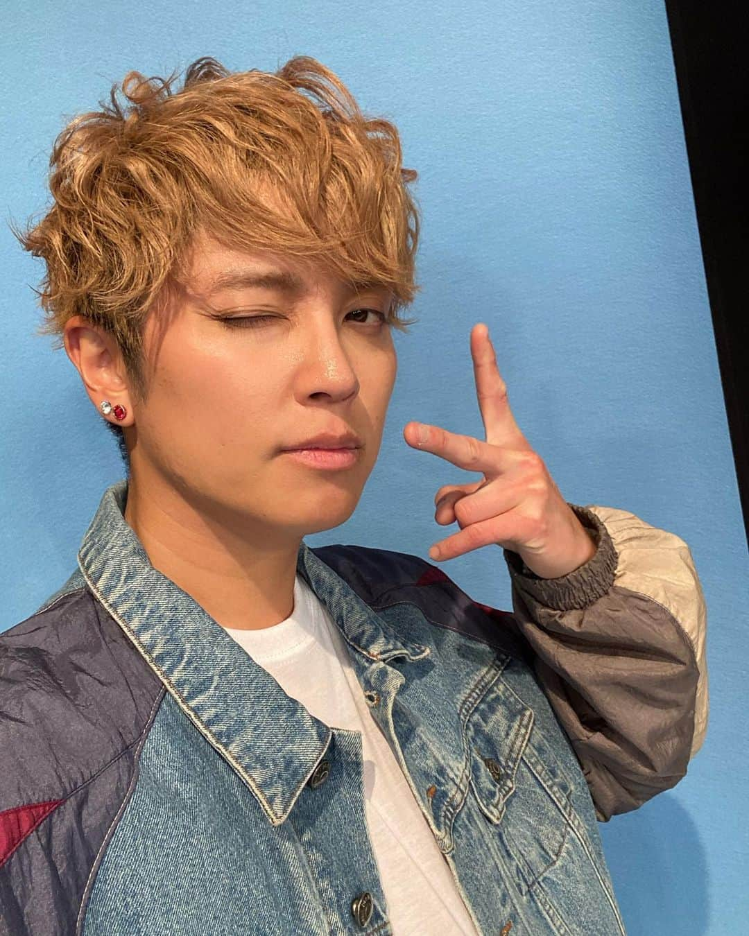 手越祐也さんのインスタグラム写真 - (手越祐也Instagram)「先日行われたスペプラ手越の収録ー♪ 今回も素敵なゲストの方とのトーク&セッション最高でした！！ さー、ゲストはいったい誰なのか、、 楽しみにしててねん😊  最近は1週間後にせまった全国ツアーの準備でリハーサルと打ち合わせの毎日で充実してて最高だわぁ。 あ、もうちょいでスギ花粉飛散しだすよね？ 俺にとってはスギがなによりも強敵だわぁ。でも小さい頃に比べると体質改善されたからだいぶマシになったけど♪  またマイナスなニュースが多いけどそういう時こそアクティブに楽しいことしないと心の健康が保てなくなるよね。  俺は歌ってる時とスポーツしてる時とゲームしてる時が幸せ✌️ だから今日も幸せだ😍  #手越祐也 #yuyategoshi #テイッ #てごにゃん #手越祐也オフショット」1月22日 13時18分 - yuya.tegoshi1054