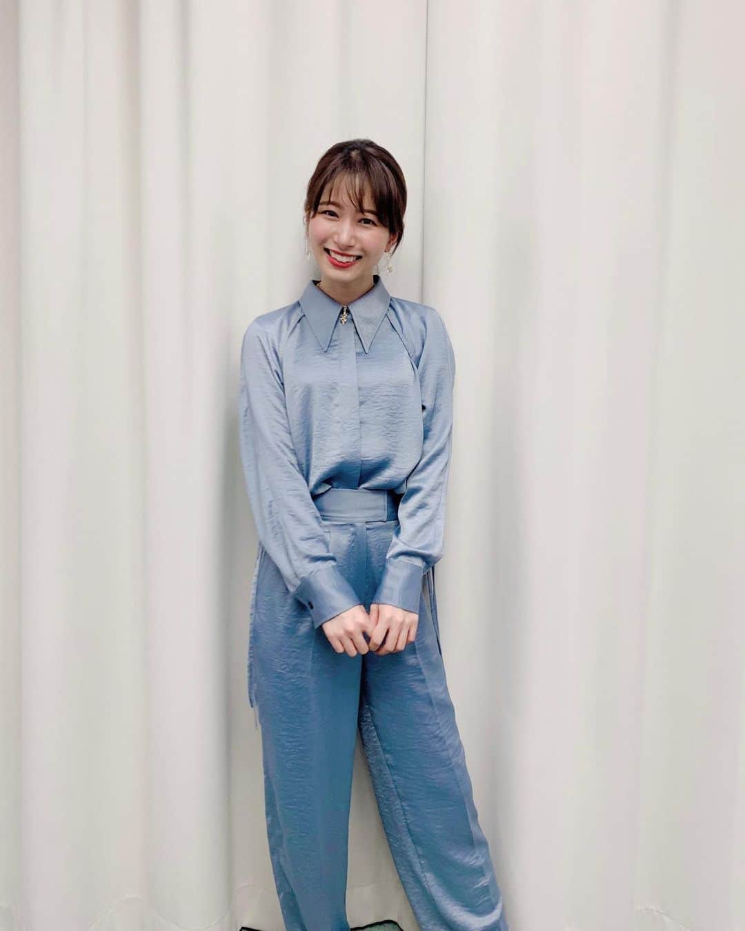 海老原優香さんのインスタグラム写真 - (海老原優香Instagram)「💙 スニーカー合わせのパンツコーデ🥳  #衣装 #セットアップ #チェーンネックレス」1月22日 15時33分 - ebioffi