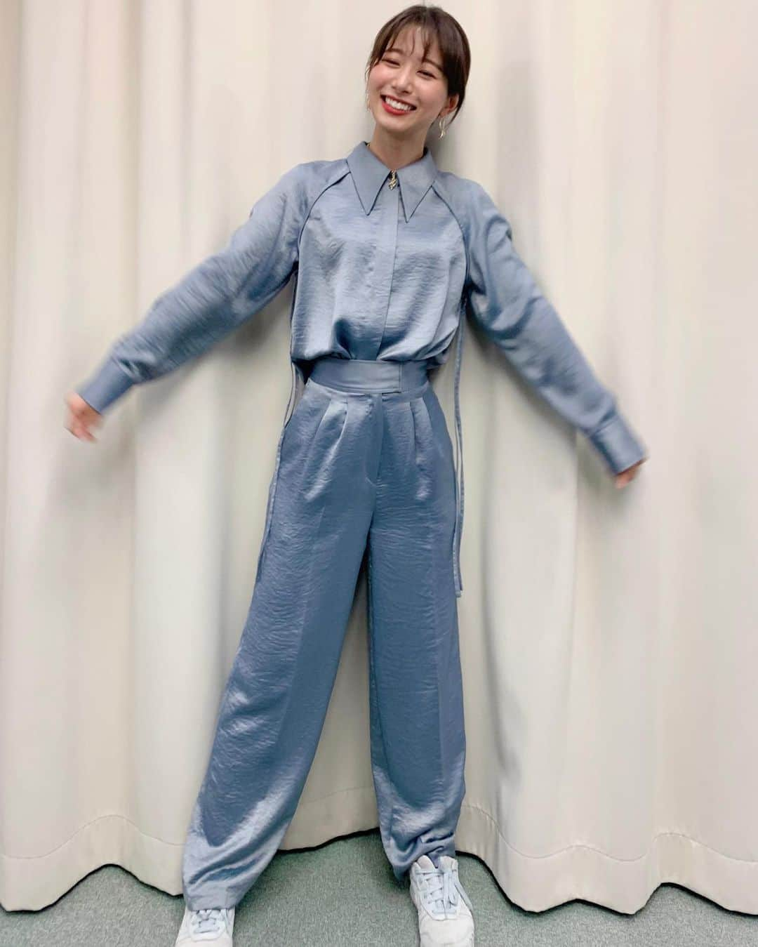 海老原優香さんのインスタグラム写真 - (海老原優香Instagram)「💙 スニーカー合わせのパンツコーデ🥳  #衣装 #セットアップ #チェーンネックレス」1月22日 15時33分 - ebioffi