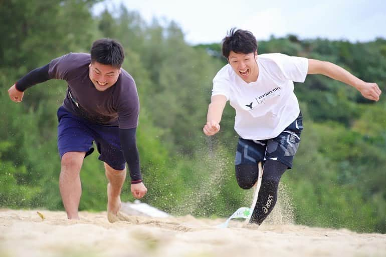 近本光司さんのインスタグラム写真 - (近本光司Instagram)「永良部のみなさん、2週間お世話になりました。  ひとちゃん、文鎮さん、純也さん、明人さん、ひろと、りょうや、しも、先生、会長、そして島民のみなさん、沢山のサポートのおかげで永良部自主トレを終えることができました。ありがとうございました。 PCR検査で陰性と結果が出たので、神戸に向けて飛び立ちました✈️  この永良部での自主トレは特別な経験だと思っています。 広い球場、素晴らしい施設、沢山のスタッフの中で、シーズンを送るプロ野球選手は恵まれています。でもこの沖永良部島はそこと比べると正直素晴らしい環境ではないと言えます。雨が降るとグラウンドが使えなかったり、ダッシュができる適した場所はありません。 でもその環境でも僕が沖永良部島を選んでいるのは、人の温かさ、島のため子供のためにみんなで取り組む姿勢、みんな友達みんな親戚、足りない部分を補おうとする力、この経験がすごく大事だと思っています。初心に戻れるんです。何のために野球をするのかを気づかせてくれます。またここから頑張ろうって思えるんです。 リーグ優勝、日本一、200本安打がとれなくても、怪我で思うように野球ができなくても、永良部のみなさんは暖かく見守ってくれると思います。歓迎してくれます。プレッシャーではなく、帰ってくるところがあると安心して、ここから1年間頑張ってきます。その姿をより多く見せます。 そしてまたここに帰ってきます。  それでは行ってきます👍  #阪神タイガース #近本光司 #沖永良部自主トレ #沖永良部島 #近本photo #近本movie #えらぶポーズ #いってきます #みへでぃろ  #ありがとう」1月22日 16時52分 - koji_speed5