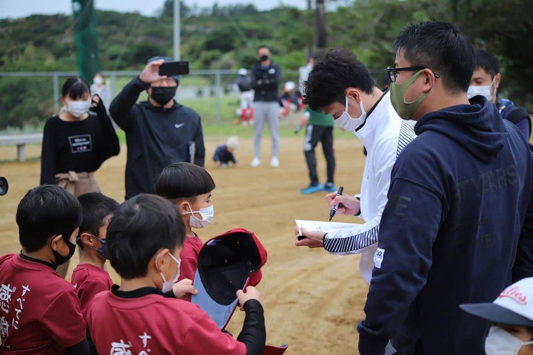 近本光司さんのインスタグラム写真 - (近本光司Instagram)「永良部のみなさん、2週間お世話になりました。  ひとちゃん、文鎮さん、純也さん、明人さん、ひろと、りょうや、しも、先生、会長、そして島民のみなさん、沢山のサポートのおかげで永良部自主トレを終えることができました。ありがとうございました。 PCR検査で陰性と結果が出たので、神戸に向けて飛び立ちました✈️  この永良部での自主トレは特別な経験だと思っています。 広い球場、素晴らしい施設、沢山のスタッフの中で、シーズンを送るプロ野球選手は恵まれています。でもこの沖永良部島はそこと比べると正直素晴らしい環境ではないと言えます。雨が降るとグラウンドが使えなかったり、ダッシュができる適した場所はありません。 でもその環境でも僕が沖永良部島を選んでいるのは、人の温かさ、島のため子供のためにみんなで取り組む姿勢、みんな友達みんな親戚、足りない部分を補おうとする力、この経験がすごく大事だと思っています。初心に戻れるんです。何のために野球をするのかを気づかせてくれます。またここから頑張ろうって思えるんです。 リーグ優勝、日本一、200本安打がとれなくても、怪我で思うように野球ができなくても、永良部のみなさんは暖かく見守ってくれると思います。歓迎してくれます。プレッシャーではなく、帰ってくるところがあると安心して、ここから1年間頑張ってきます。その姿をより多く見せます。 そしてまたここに帰ってきます。  それでは行ってきます👍  #阪神タイガース #近本光司 #沖永良部自主トレ #沖永良部島 #近本photo #近本movie #えらぶポーズ #いってきます #みへでぃろ  #ありがとう」1月22日 16時52分 - koji_speed5