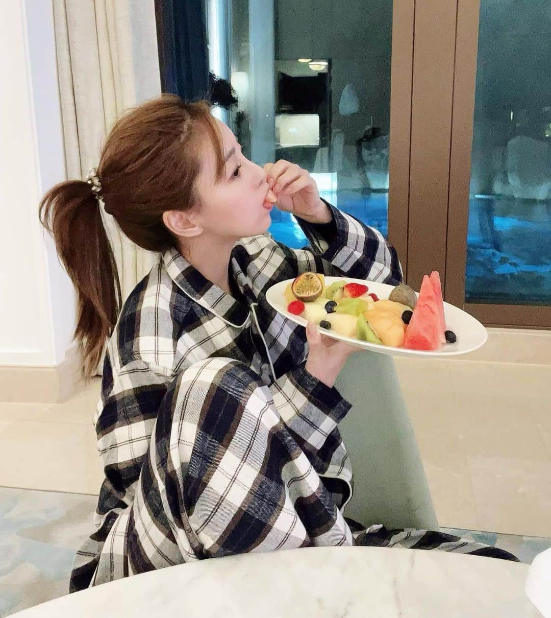YURIさんのインスタグラム写真 - (YURIInstagram)「I was hungry in the middle of the night, so I ate a lot late night snacks😋 But I ate pasta as well as fruits🤣😥 、 、 、 夜食たいむ🍓🍊🍇🍈 、 、 、 #dubai #atlantisthepalm #nightsnack #nightwear #sleepwear #pajamas #pjs #ドバイ #アトランティスザパーム #フルーツ祭り #夜食 #パジャマでおじゃま」1月23日 19時37分 - y.u.r.i_y.u.r.i_