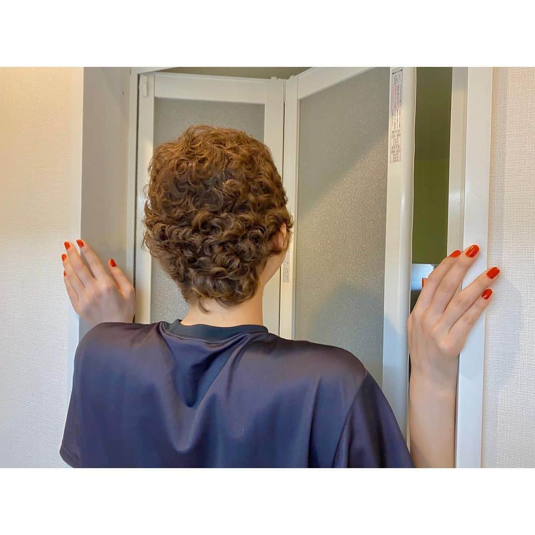 池江璃花子さんのインスタグラム写真 - (池江璃花子Instagram)「* バッサリ💇🏻‍♀️ 本当は伸ばそうと思ってたけど、 やっぱり短いのがしっくりくる🤒💟 抗がん剤で髪の毛抜けちゃった時からずっと伸ばしてきたからこんなに髪の毛にありがとうって気持ちで切ったのは初めて。 治療後の新しい髪の毛はクルクルだったので、 ストレートパーマかける前の写真も最後に載せます😂 スッキリー✨ 森田さんいつもありがとうございます♡」1月24日 20時43分 - ikee.rikako