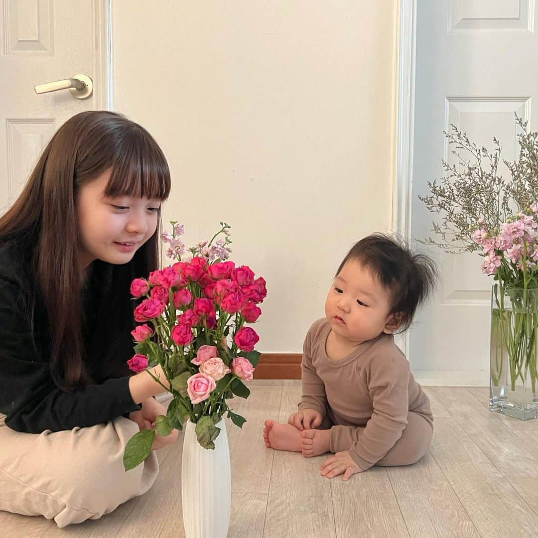 ジェウンさんのインスタグラム写真 - (ジェウンInstagram)「💐#제품제공  꽃을 참 좋아하던 잰맘인데 로윤이 키우고부터는 꽃은커녕 거울볼 시간도 없네요🥲 이따금 꽃시장에 들러 신문지 돌돌말아 꽃 한단 사오곤 이병 저병에 꽃아두던 소소한 일상이 그리워지던 즈음 너무 좋은곳을 알게됐어요♥️  생화를! 어떻게 택배로받지!? 하는 궁금증도 잠깐- 농장직송에 빠른배송임에도 너무 착한가격에 놀라고, 막 직접 사온듯한 싱싱함에 또 놀랐네요! 간만의 꽃향기에 기분좋아진 나머지 저도모르게 콧노래가 절로 나오더라구요☺️  엄마따라 뭐든 같이 하는것 좋아하는 재은이와 함께 집안에 공병이란 공병 다 모아와서 이렇게 저렇게 꽃꽂아볼 날이 오다니🌷 생화를 처음(?)보는 로윤이도 눈을떼지 못하고 자꾸만 잡고싶어하는 모습이 너무 귀여워서- 재은이도 로윤이도 오래오래 꽃을 예뻐했으면 하는 바램이 생겼네요💖  꽃들도 이렇게 생생하고 예쁜데 꽃님이에선 모닝세일, 계절생화 정기구독 상품을 무려 9900원 무료배송으로 받아볼수가 있대요..! 이건 소문 안 낼 수가 없잖아요🥺♥️  . . #잰 #재은#로윤#재은로윤#남매스타그램#꽃스타그램#꽃정기구독#꽃님이 @cotenim」1月24日 20時57分 - jaen_mom