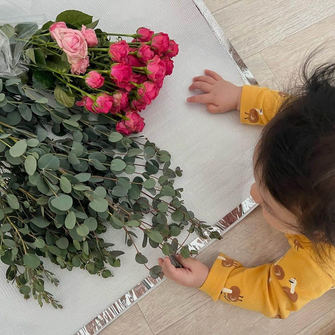 ジェウンさんのインスタグラム写真 - (ジェウンInstagram)「💐#제품제공  꽃을 참 좋아하던 잰맘인데 로윤이 키우고부터는 꽃은커녕 거울볼 시간도 없네요🥲 이따금 꽃시장에 들러 신문지 돌돌말아 꽃 한단 사오곤 이병 저병에 꽃아두던 소소한 일상이 그리워지던 즈음 너무 좋은곳을 알게됐어요♥️  생화를! 어떻게 택배로받지!? 하는 궁금증도 잠깐- 농장직송에 빠른배송임에도 너무 착한가격에 놀라고, 막 직접 사온듯한 싱싱함에 또 놀랐네요! 간만의 꽃향기에 기분좋아진 나머지 저도모르게 콧노래가 절로 나오더라구요☺️  엄마따라 뭐든 같이 하는것 좋아하는 재은이와 함께 집안에 공병이란 공병 다 모아와서 이렇게 저렇게 꽃꽂아볼 날이 오다니🌷 생화를 처음(?)보는 로윤이도 눈을떼지 못하고 자꾸만 잡고싶어하는 모습이 너무 귀여워서- 재은이도 로윤이도 오래오래 꽃을 예뻐했으면 하는 바램이 생겼네요💖  꽃들도 이렇게 생생하고 예쁜데 꽃님이에선 모닝세일, 계절생화 정기구독 상품을 무려 9900원 무료배송으로 받아볼수가 있대요..! 이건 소문 안 낼 수가 없잖아요🥺♥️  . . #잰 #재은#로윤#재은로윤#남매스타그램#꽃스타그램#꽃정기구독#꽃님이 @cotenim」1月24日 20時57分 - jaen_mom