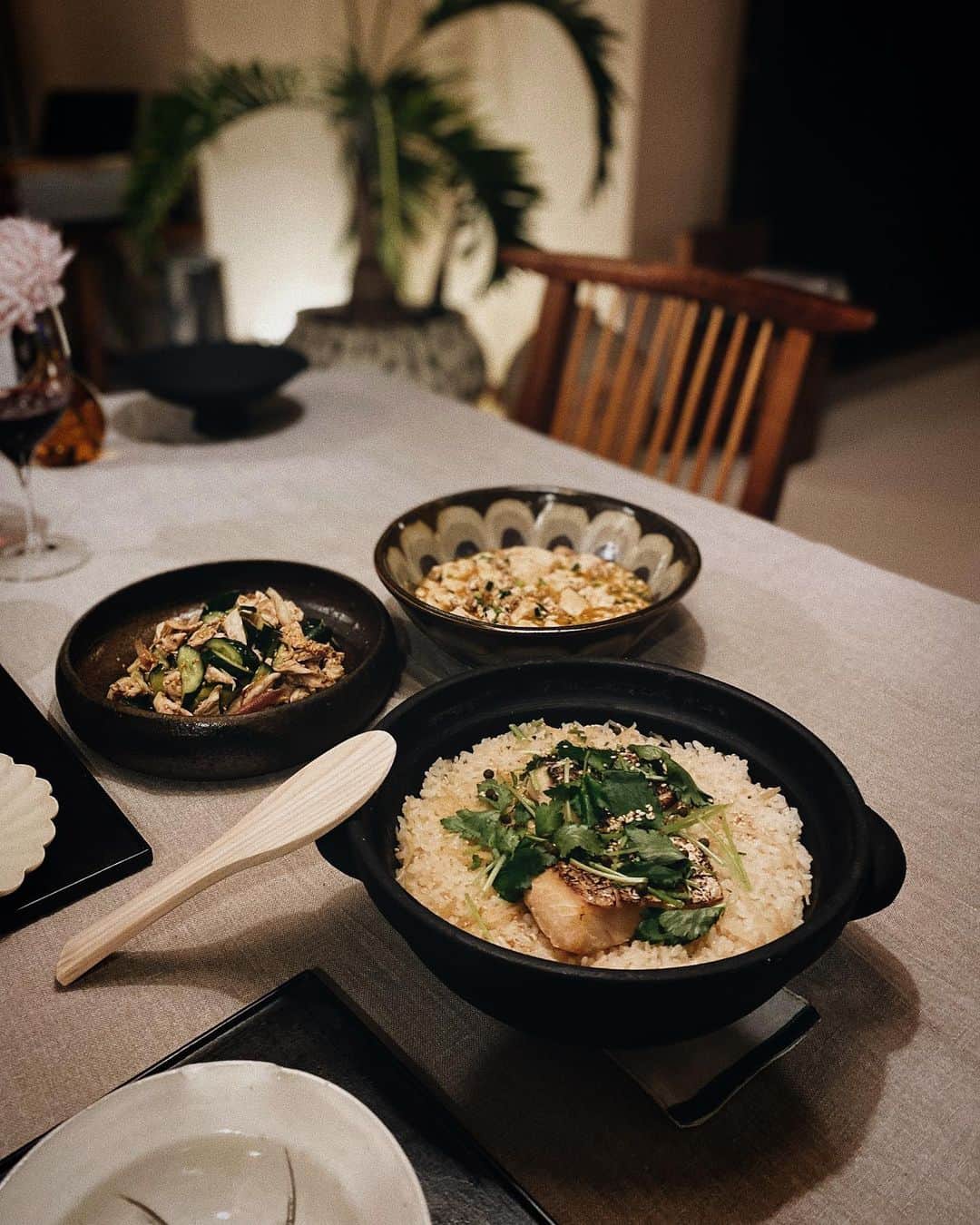 永田杏奈さんのインスタグラム写真 - (永田杏奈Instagram)「・ 平日の夕飯は息子を寝かしつけてから急いで作るので、仕込む時間もないからパッと出来るメニューになりがち😅  そんな時に頼れる'土鍋ご飯の素'が 大好きな和食屋酒井商会さんから商品化されました🍚✨ 昨日の夕飯に作ったのは、真鯛と生姜の炊き込みご飯🥢 付属の具材を入れて、真鯛をグリルで焼き三つ葉を散らしたらあっという間にに完成！  土鍋ご飯をメインに ☑︎麻婆豆腐 ☑︎鶏胸肉と胡瓜の黒酢和え ☑︎卵と玉葱の味噌汁  酒井商会の味が簡単にお家で食べられるなんて感動🥺 芹乃栄 @seri_sunawachi_sakau で購入できます🛒 この土鍋もこちらので、マットな質感が渋くて素敵。 蓋その辺に置いちゃったので、土鍋の写真はまた別で😂 お出汁等商品ラインナップも今後増えていくようなので楽しみ🤍  友人を招く時にも良いし、とりあえず他の土鍋ご飯の素も買うこと間違いなし。  今回、酒井さんから10%offになるクーポンコードを発行して頂いたので是非♪ anna_to_seri (2/15まで) とってもおススメ~😋  #酒井商会 #芹乃栄 #土鍋ご飯 #土鍋ご飯のある生活  #無添加　#無添加ご飯」1月25日 16時29分 - annanagata