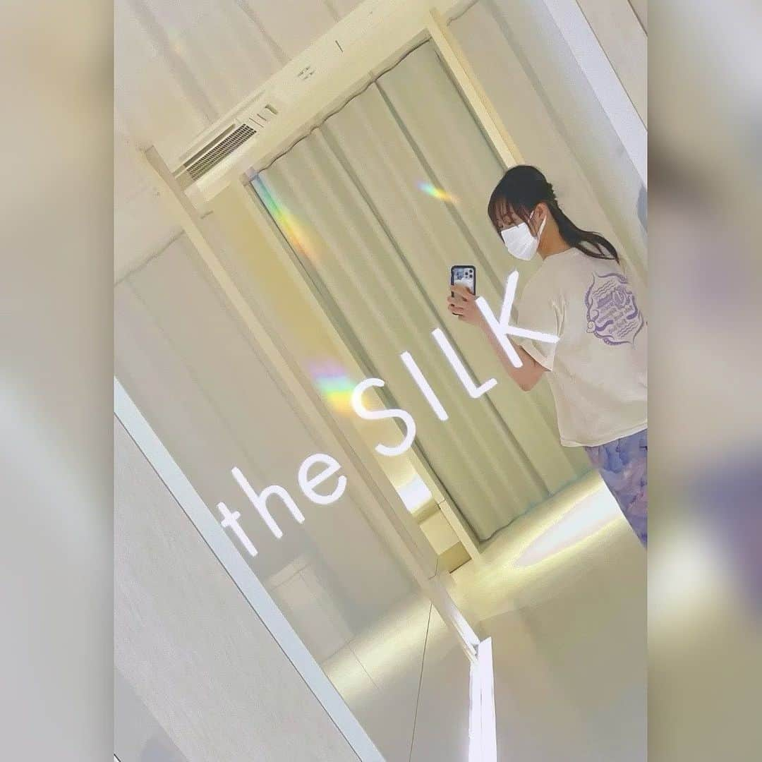 風輝駿さんのインスタグラム写真 - (風輝駿Instagram)「* ⁡ この度ご縁がありまして… the SILK(@pilates_thesilk)さんという広尾にあるマシンピラティスのスタジオへ行って参りました💨 ⁡ スタジオ内は白を基調とした開放感&清潔感のあるスタジオで、とても過ごしやすかったです✨ 宝塚にいた時からリフォーマーにはお世話になっていましたが… 白いリフォーマーは初めまして🤍 ロッカールームも広く、フリードリンクもあって備品完備がとにかく凄い🤭 着替えもスタジオでお借り出来るそうです！ つまり手ぶらオッケー🙆‍♀ メイクルームにドライヤーもコテもあるので次に予定があってもレッスン受けれる！ 隙間時間に通える👏🏻 私は水派ですがw ドリンクは種類も豊富でした🥤 ⁡ 初回はIntroクラスという初級の初回向けクラスを受講しました！ 真面目にやると普通にキツいやつ😂 インストラクターはGRACIEさん💖 元気で笑顔が素敵なお姉さんでした✨(お写真一緒に撮ってもらった😚) 綺麗に出来てると褒めて下さるので普通に嬉しいし、褒めて伸ばされるレッスン最高🥺笑 ⁡ 個人差あると思いますが、マシンピラティスで身体整えて鍛えるのとっても気持ちいいので🙌🏻(実は地味に1年以上続けている私w) これを機にマシンピラティスに興味を持つ方が増えると嬉しいです☺ 体験レッスンとかもあるみたいなので是非！ ⁡URL→ https://the-silk.co.jp/ ⁡ ⁡ ⁡ ⁡ ⁡ ⁡ #thesilk #pilates #ピラティス #マシンピラティス #ピラティススタジオ #リフォーマーピラティス #リフォーマー #ピラティス女子 #広尾 #恵比寿 #pr」1月26日 18時52分 - shun.721.miki.125