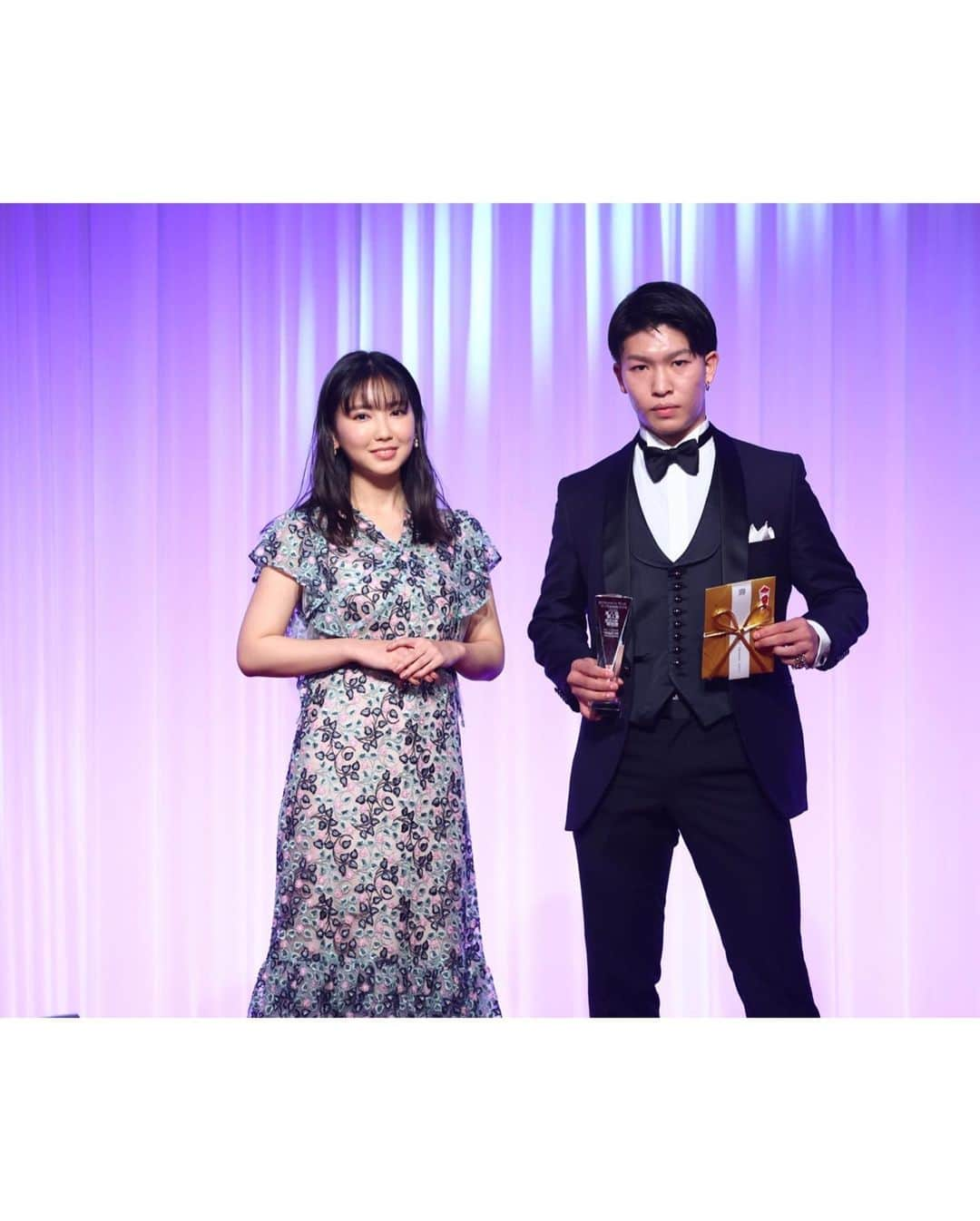 沢口愛華さんのインスタグラム写真 - (沢口愛華Instagram)「こんばんは🥊沢口マネです。 本日はK-1 AWARDS2021に出席させて頂きました。  今回、新人賞を受賞された寺田匠さんのプレゼンターとして登壇させて頂き、ありがとうございました✨  事務所の先輩の久松郁実さんと、朝久泰央さんと写真も撮りました！ 華やかなお時間ありがとうございました😊  衣装はこちらです💐 @adelly.tokyo @adelly_press  #adelly  #沢口愛華　#K1 #k1awards #k1awards2021 #寺田匠 さん #朝久泰央 さん #久松郁実 さん」1月26日 22時37分 - sawaguchi_aika_official