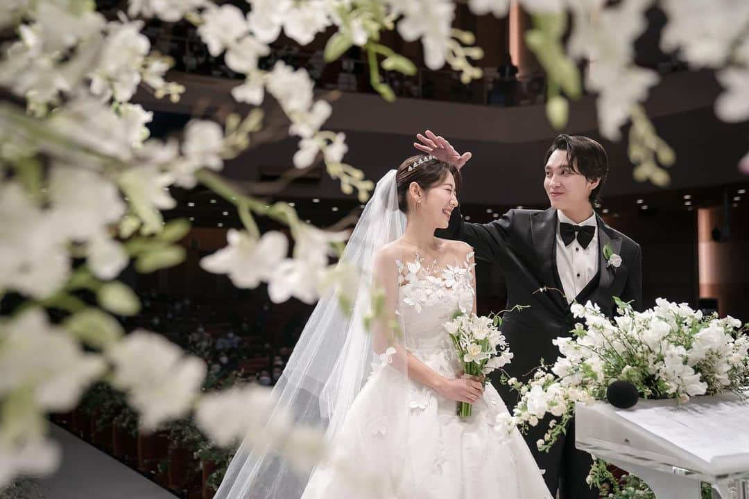 パク・シネさんのインスタグラム写真 - (パク・シネInstagram)「Special thanks to❣️ Wedding Directing  #라씨엘 @laciel.co.kr  Flower #그로브 @grove.flower  Stage #문앤초이 @moonchoi_event Dress #소유브라이덜 @soyoobridal_official Tuxedo #로드앤테일러 @lordandtailor_official Hanbok #한복린 @hanboklynn Hair&Makeup #제니하우스 @jennyhousepr Photo #김영준스튜디오 @photokyj80 Ceremony Photo #소울페이지 @soulpage1 Ceremony film #리스투아 @l.histoire__official Stationery #빠삐에아쉬 @papier_h」1月27日 0時52分 - ssinz7