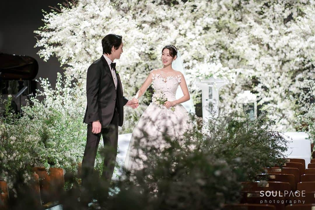 パク・シネさんのインスタグラム写真 - (パク・シネInstagram)「Special thanks to❣️ Wedding Directing  #라씨엘 @laciel.co.kr  Flower #그로브 @grove.flower  Stage #문앤초이 @moonchoi_event Dress #소유브라이덜 @soyoobridal_official Tuxedo #로드앤테일러 @lordandtailor_official Hanbok #한복린 @hanboklynn Hair&Makeup #제니하우스 @jennyhousepr Photo #김영준스튜디오 @photokyj80 Ceremony Photo #소울페이지 @soulpage1 Ceremony film #리스투아 @l.histoire__official Stationery #빠삐에아쉬 @papier_h」1月27日 0時52分 - ssinz7