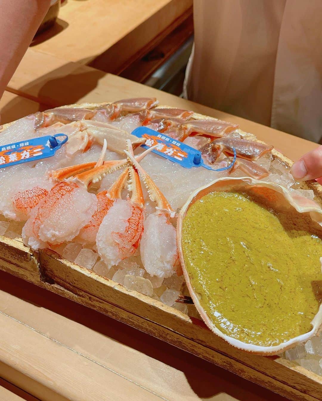 沖田杏梨さんのインスタグラム写真 - (沖田杏梨Instagram)「Couldn’t bare!! I wants again visited Kirakitei!! One of the most delicious crab dinner you may have in GINZA🦀  Goosefish liver rolled with Flatfish sashimi. Grilled swordfish It is very delicious too😻 Enters my top 5 fish I love!  またもや器楽亭に来てしまった…‼︎ 銀座で1番美味しいカニ料理屋さんの一つ🦀 カレイのあん肝巻きのお刺身 太刀魚の焼物 とかも抜群に美味しい😻 大好きな魚Top5に入る！  #杏梨グルメ #蟹料理 #以前のお出かけ」1月27日 11時10分 - anri_okita