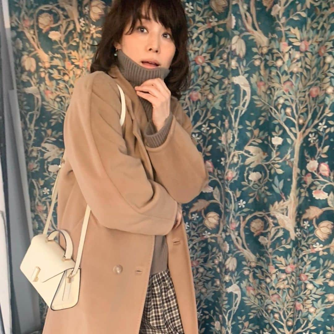 石田ゆり子さんのインスタグラム写真 - (石田ゆり子Instagram)「今日はとある撮影がありました。とても幸せな撮影でした。 2022年は わたしにとって、新しいことにチャレンジする年でもあります。「門を叩け、そうすれば 開けてもらえるであろう」 という、クリスチャンだった祖母の部屋に綺麗な字で清書されて額装されていた言葉を思い出します。 #valextra #タマティーノ写真館」1月27日 20時28分 - yuriyuri1003