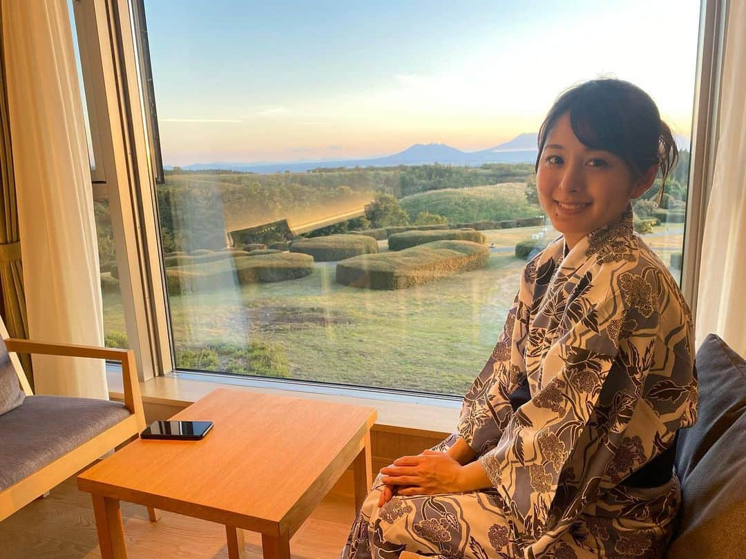 中島遥さんのインスタグラム写真 - (中島遥Instagram)「あまてらす鉄道の後は、阿蘇の方まで行って#瀬の本高原ホテル　へ♨️山が一望出来て、景色と夕日が凄く綺麗でした😆本当は早めに宿に行ってゆっくりする予定だったけど、思いの外時間顔して夕暮れになってしまった🤣✨  ひとまず、お風呂、温泉に入って疲れを落としましたとさ♨️いい湯でした😍  #宮崎旅行#高千穂#熊本 #温泉#露天風呂#阿蘇#阿蘇山 #旅行#travel#宮崎県#絶景#お出かけ#宮崎グルメ #撮影#portrait#ファインダー越しの私の世界#東京カメラ部#カメラ#一眼レフ#フォロー#カメラ女子#自然#follow#japan#いいね#コメント#ありがとうございます#japanesefood」1月28日 23時27分 - haruka_nakashima