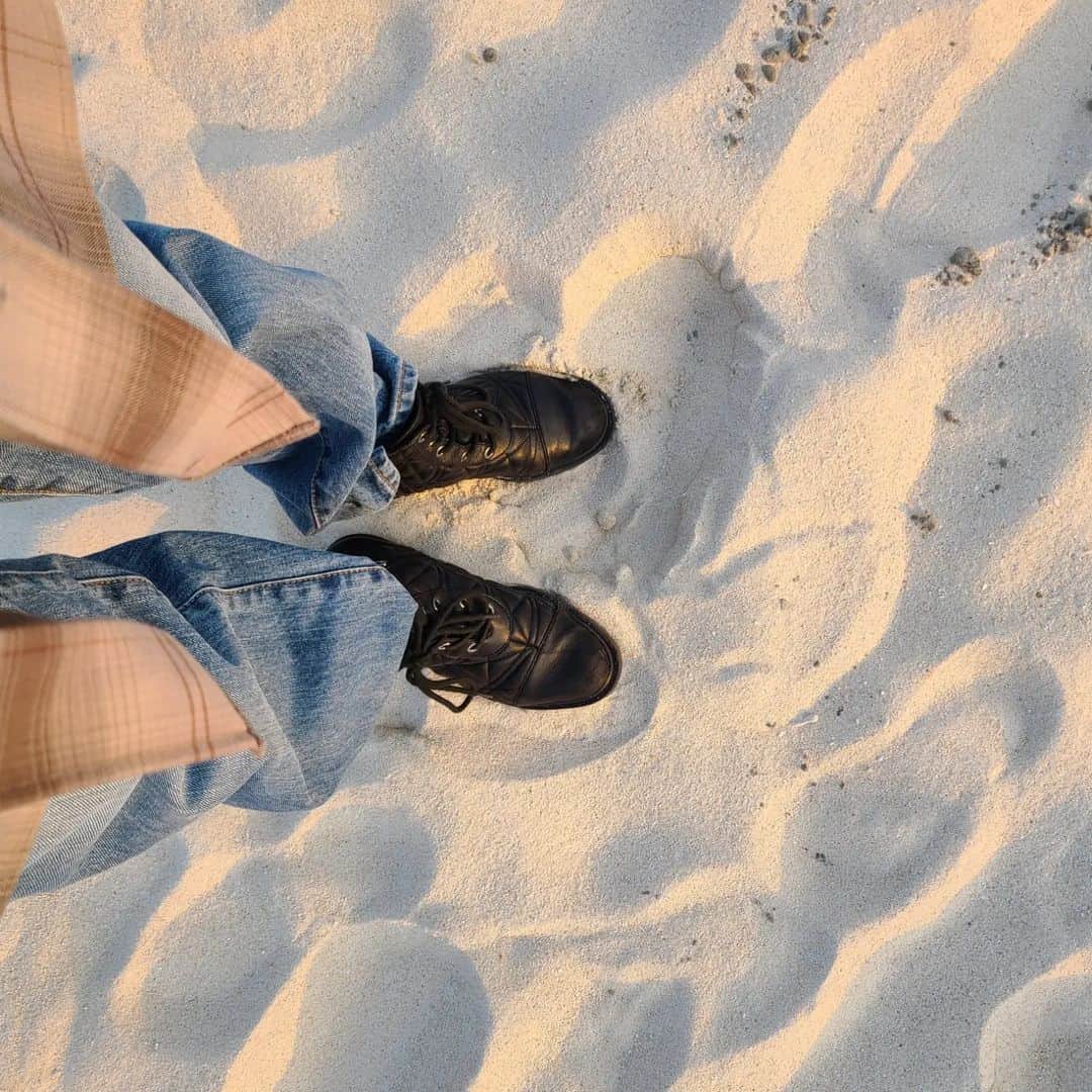 桐嶋りのさんのインスタグラム写真 - (桐嶋りのInstagram)「. . いつかの夕日🐻💕 . . そして私は夏でも冬でも お気に入りブーツです👢 . 砂浜とブーツと私☺☺☺笑 . .」1月29日 21時55分 - rino_kirishima