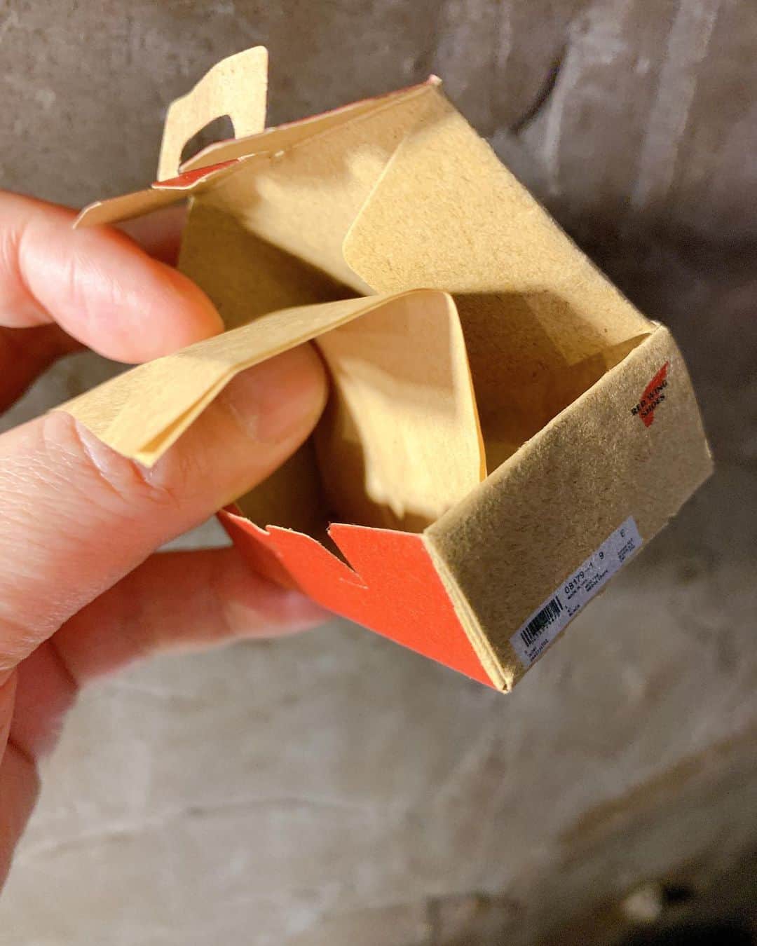 川谷修士さんのインスタグラム写真 - (川谷修士Instagram)「仕事の合間にガチャってきた。 箱付いてるし、なんなら靴包む紙まで付いてる。良いね。 #レッドウィング  #ガチャガチャ」1月30日 15時36分 - 2chokenju_shuji