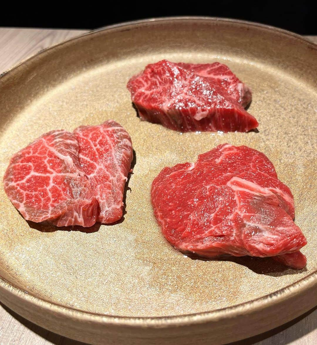 緑川静香さんのインスタグラム写真 - (緑川静香Instagram)「先日船橋にある完全個室の焼肉を食してきました🥺❤️ もちろん日本酒と🍶 ⁡ 【しーたん日本酒録】 寒菊銘醸 千葉 総乃寒菊 純米吟醸 ⁡ 香りもちょうどよくバランス良き酒。 感じるお米の旨味が赤身肉との相性がとてもよかった👍 ⁡  お肉と日本酒ってイメージがない！と思う方もいらっしゃるかと思います。 実はお肉と日本酒は相性バッチリなんです💕 日本酒に含まれるグルタミン酸と牛肉に含まれるイノシン酸が旨味の化学反応を引き起こします。 この境地を知ってほしく、肉と日本酒を結構勧めたりしているのですが、ここではとんでもない美味しいお肉が次々と出てくるので、様々なマリアージュを楽しめて口がずっと楽しかった🥰 ⁡ しかも専属の焼師さんが焼いてくれるので一番状態のいいタイミングで食べられるので幸せづくし😌✨ ⁡ また行きたいなぁぁぁ❤️❤️❤️ ⁡ #牛gyu #船橋グルメ #船橋焼肉 #船橋 #完全個室 #焼師 #しーたん日本酒録 #日本酒 #寒菊 #寒菊銘醸 #純米吟醸  #船橋にこんな素敵なお店があったなんて #時間かかったとしても行きたい #久々にこんなお肉食べた #日本酒とのマリアージュを堪能 #皆様もぜひ💕」1月30日 21時45分 - midorikawa_shizuka