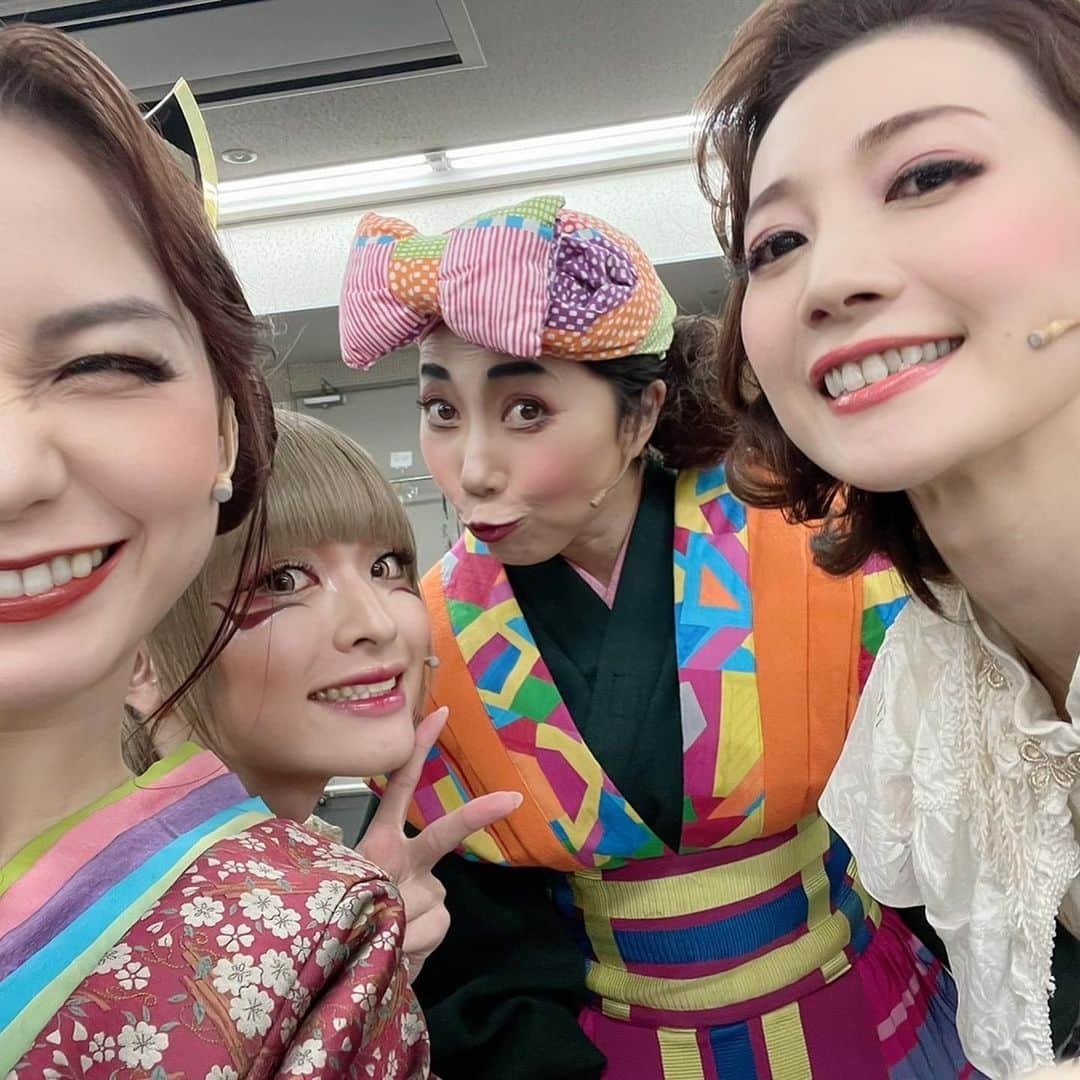 夢咲ねね（赤根那奈）さんのインスタグラム写真 - (夢咲ねね（赤根那奈）Instagram)「· 【天使は桜に舞い降りて】 昨日、無事大千穐楽を迎えることができました🌸 全員で最後まで走り抜けられた事が本当に嬉しいです  また、咲き誇る桜の下にみんなで集まれる日が早くきますように  ご観劇いただき応援して下さった皆さま 本当にありがとうございました♥  そして今日は【夜来香ラプソディ】の歌稽古でした🦋  新しい楽曲、皆さんの歌声にこれからどのような作品になっていくのか楽しみです  #天使は桜に舞い降りて #全日程完走 #大千穐楽 #サンシャイン劇場 #名古屋市公会堂 #シアタードラマシティ #🌸」1月31日 15時53分 - yumesaki__nene