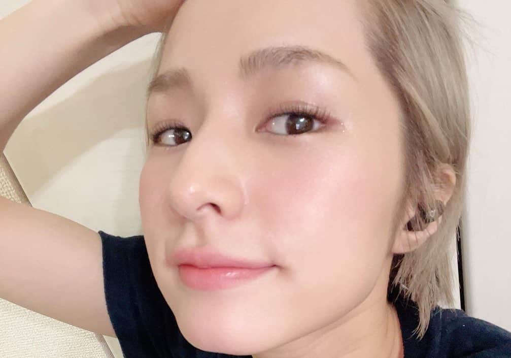 湊あかねさんのインスタグラム写真 - (湊あかねInstagram)「よく聞かれるからまとめとくね〜。 ベースメイクで最近愛用してるこれ。  2枚目は、使ってみた感じ。 伝われこの艶感。🍓  #NARS #ピュアラディアントプロテクションアクアティックグロークッションファンデーション   #paulandjoe  #ラトゥーエクラファンデーションプライマー01   ツヤ肌になりたい人はこれおすすめ✌️✨ そして、今日仲間入りした #ロムアンドシースルーヴェールライター  02 #マジックコンシーラー   ロムアンド02は、ブルベにさんにいい感じの色🌹  いきなり美容系インスタグラマーみたいな投稿でした。笑  どろん。」2月1日 21時32分 - akanesakae