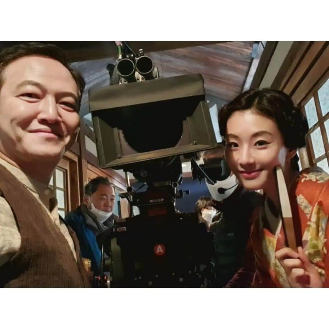 玄里さんのインスタグラム写真 - (玄里Instagram)「Finally unvailed a release date and first look of "#PACHINKO" based on the best seller novel written by Min Jin Lee. The premiere at 25th March on Apple TV+🍎 My role is KIYO who an original character from this series. Can't wait!  3월25일 애플TV+에세 시작한 #파친코 저는 키요역으로 출연합니다. 정웅인 선배님과 함께 📸   Apple TV+で3月25日から配信が始まるPACHINKO. ３年連続全米ベストセラーの原作、英語版日本語版韓国語版ぜんぶ持ってるくらい好き🥲KIYO役で出演しています🍏」2月1日 21時37分 - hyunri__official