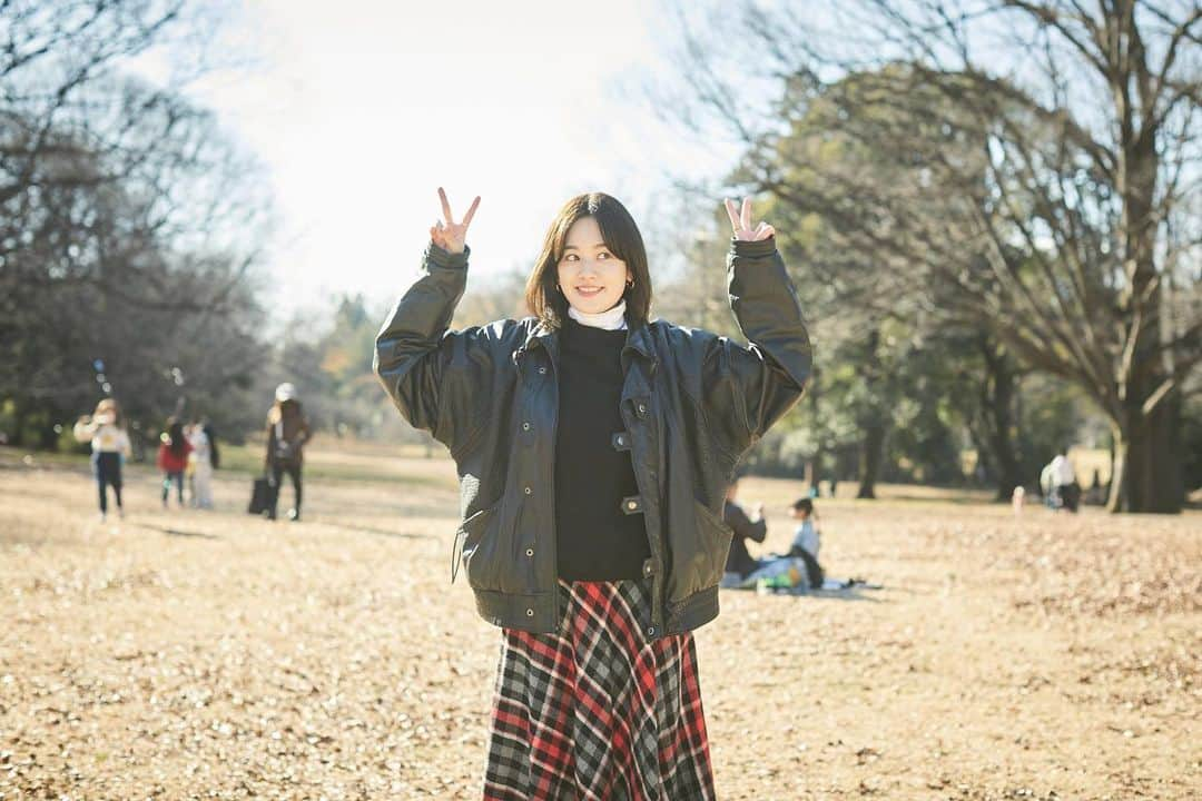 筧美和子さんのインスタグラム写真 - (筧美和子Instagram)「撮ってもらったのまだあった。公園。2022のぴーす✌︎」2月1日 21時47分 - miwakokakei