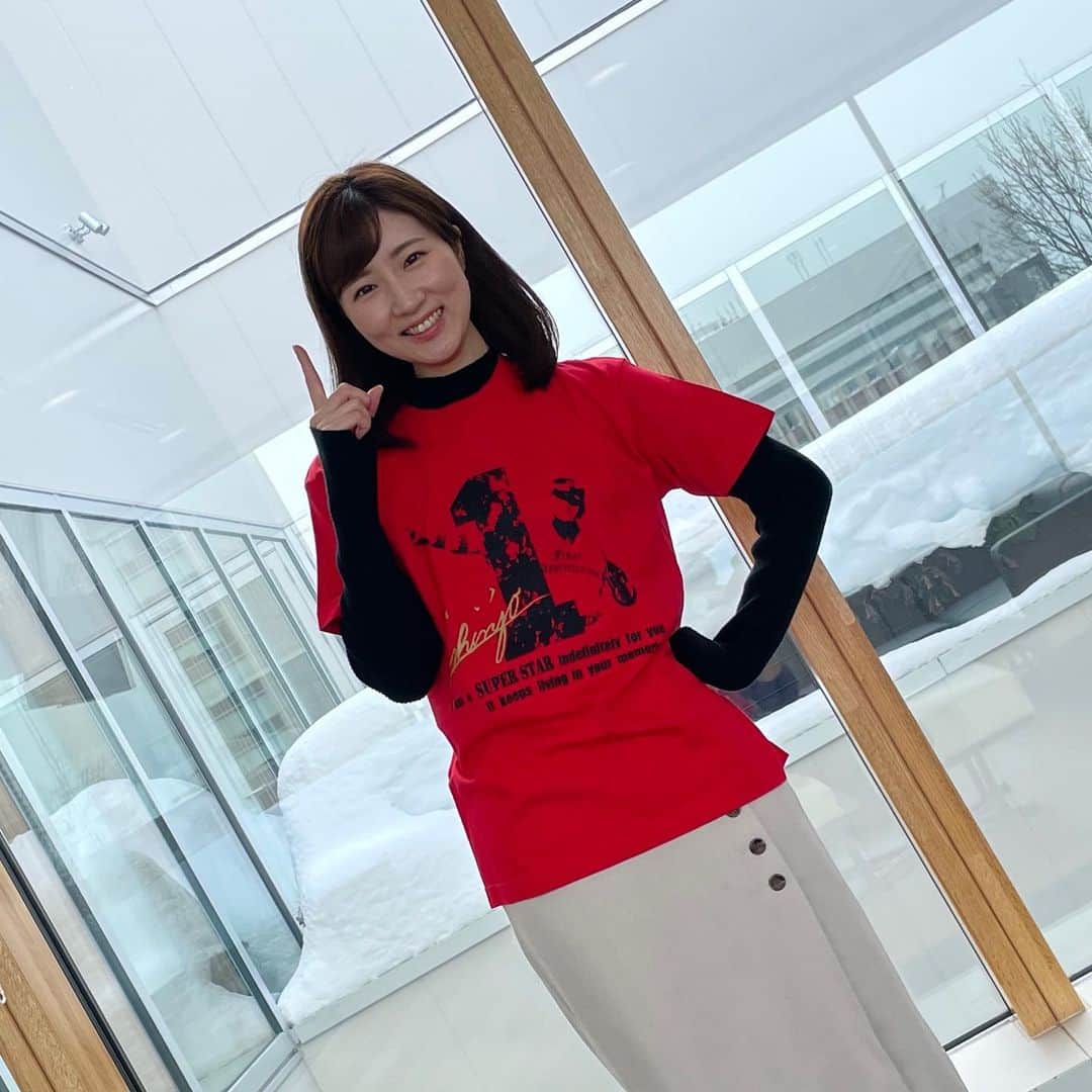 世永聖奈さんのインスタグラム写真 - (世永聖奈Instagram)「⚾️ ⁡ ⁡ このTシャツを着て 札幌ドームで見たあの光景が いまだに忘れられません。私泣いてたなぁ。 ⁡ 当時の私に今のお仕事の話をしたら 嬉しくてまた泣いちゃうかもしれない。 ⁡ ⁡ 今シーズン、本当に楽しみだーーー！！！ ⁡ ⁡ #北海道日本ハムファイターズ #ファイターズ #新庄剛志 #監督 #BIGBOSS #SHINJO #superstar ⁡ #HBC #北海道放送 #スポーツ #アナウンサー #世永聖奈 ⁡ ⁡ スタジアムDJだったグッチーさんと 同じスタジオにいられることも奇跡。」2月2日 12時40分 - hbc_yonagasena