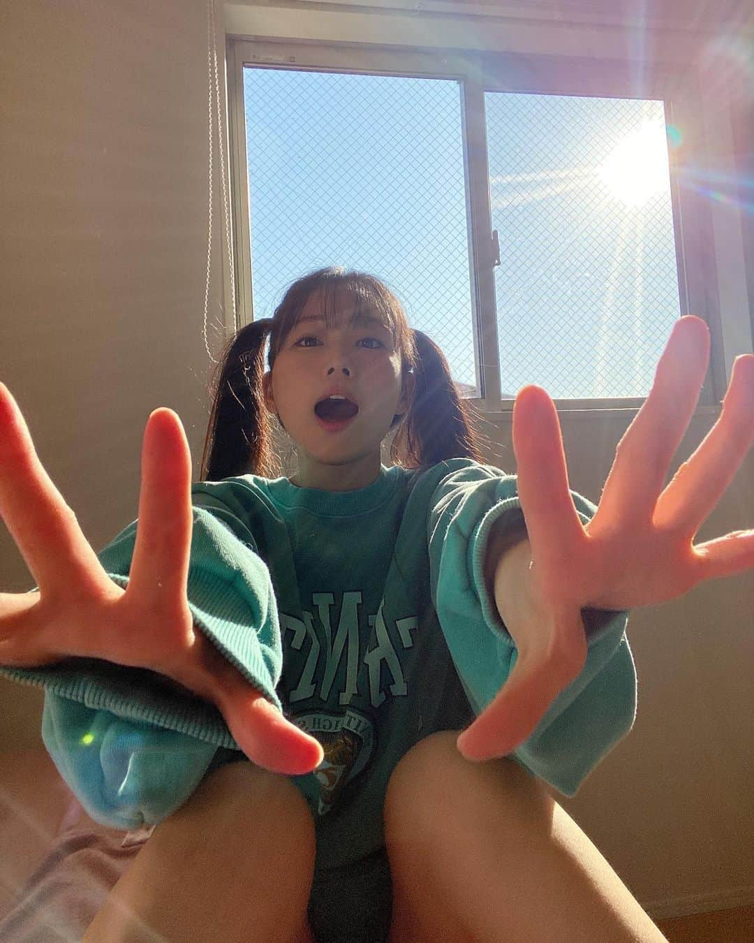 重盛さと美さんのインスタグラム写真 - (重盛さと美Instagram)「ツインテールの日🐰☀️  #33ちゃい #ツインテール #まぁまぁ高め #安心してください #お家から出ていません #また来年〜🙋🏻‍♂️👋（笑）  スウェット @eyarn.jp 🐇」2月2日 19時20分 - satomi_shigemori