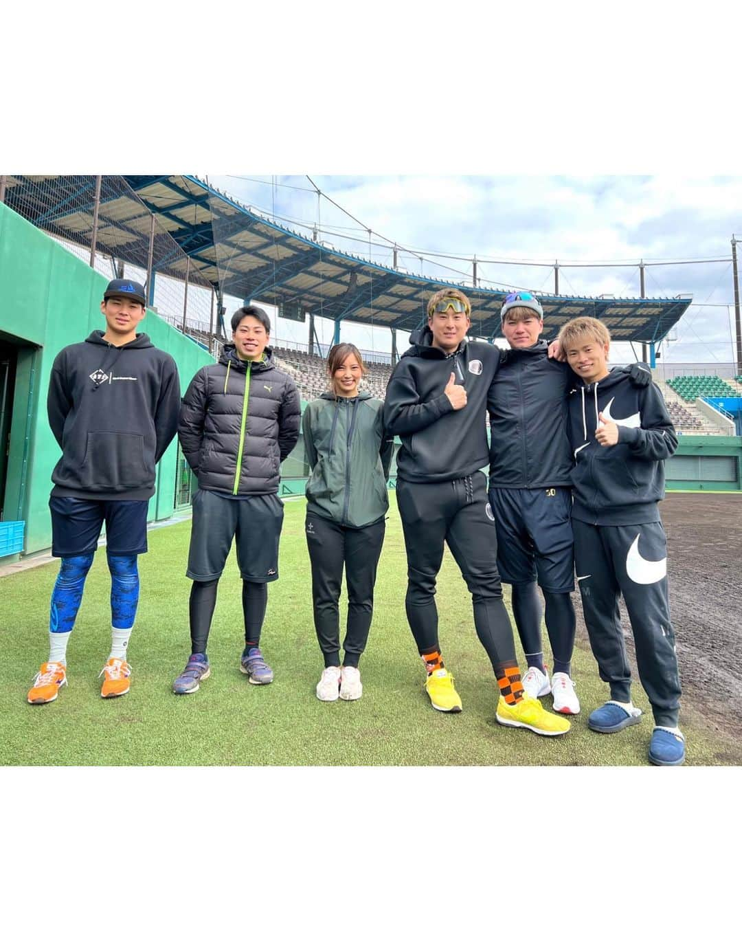 笹川萌さんのインスタグラム写真 - (笹川萌Instagram)「. 2月に入り、プロ野球がキャンプインしましたね〜！！ 先日、オリックスの選手の方々と練習させて頂きました⚾️🔥 キャッチボールにしても、肩の強さ、ボールの力強さを 真近でみてプロ野球選手の凄さを改めて実感しました✨ 杉本選手の打席も後ろから見させて頂き、 ボール球くらいのインコースの球を右中間に強い打球を 打たれた時は、😳😳！？！？ってなりました🤣 何よりパワーが凄かったです💪🏼 最後は、山岡選手にバッピをして頂き、杉本選手にバットを お借りしてバッティング練習をさせて頂きました✨ . 今シーズン、皆さんが怪我なく最高の パフォーマンスができるよう応援してます😊✨」2月2日 19時47分 - ____moep