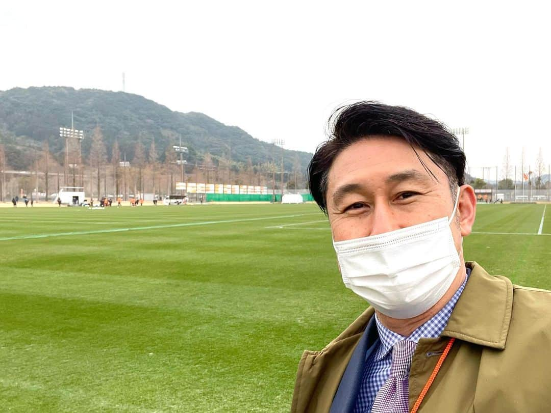 下山英哉さんのインスタグラム写真 - (下山英哉Instagram)「サッカーJリーグ 11チームが鹿児島で春季キャンプ⚽️  今年…球団創設30年の 清水エスパルスは 17年連続で鹿児島市で！！  屋久島町出身・髙橋大悟選手 鹿屋市出身・後藤優介選手も参加⚽️  山室晋也社長はインタビューで  『キャンプで一体感ができるので ここを起点にタイトルを掴めたい！』  と話してくれました♪  HERE GOES ！S-PULSE‼️  #清水エスパルス #春季キャンプ #17年連続 #鹿児島市 #県内11チーム #Jリーグ #J1 #サッカーjリーグ  #球団創設30周年 #鹿児島市役所 #表敬 #山室晋也社長  #kagoshima #トレーニングキャンプ #mbc1ch #mbctv #ニューズナウ #mbcラジオ #mbcradio #mbcスポーツ #mbcsports #shimizuspulse」2月2日 23時06分 - shimoyama.hideya