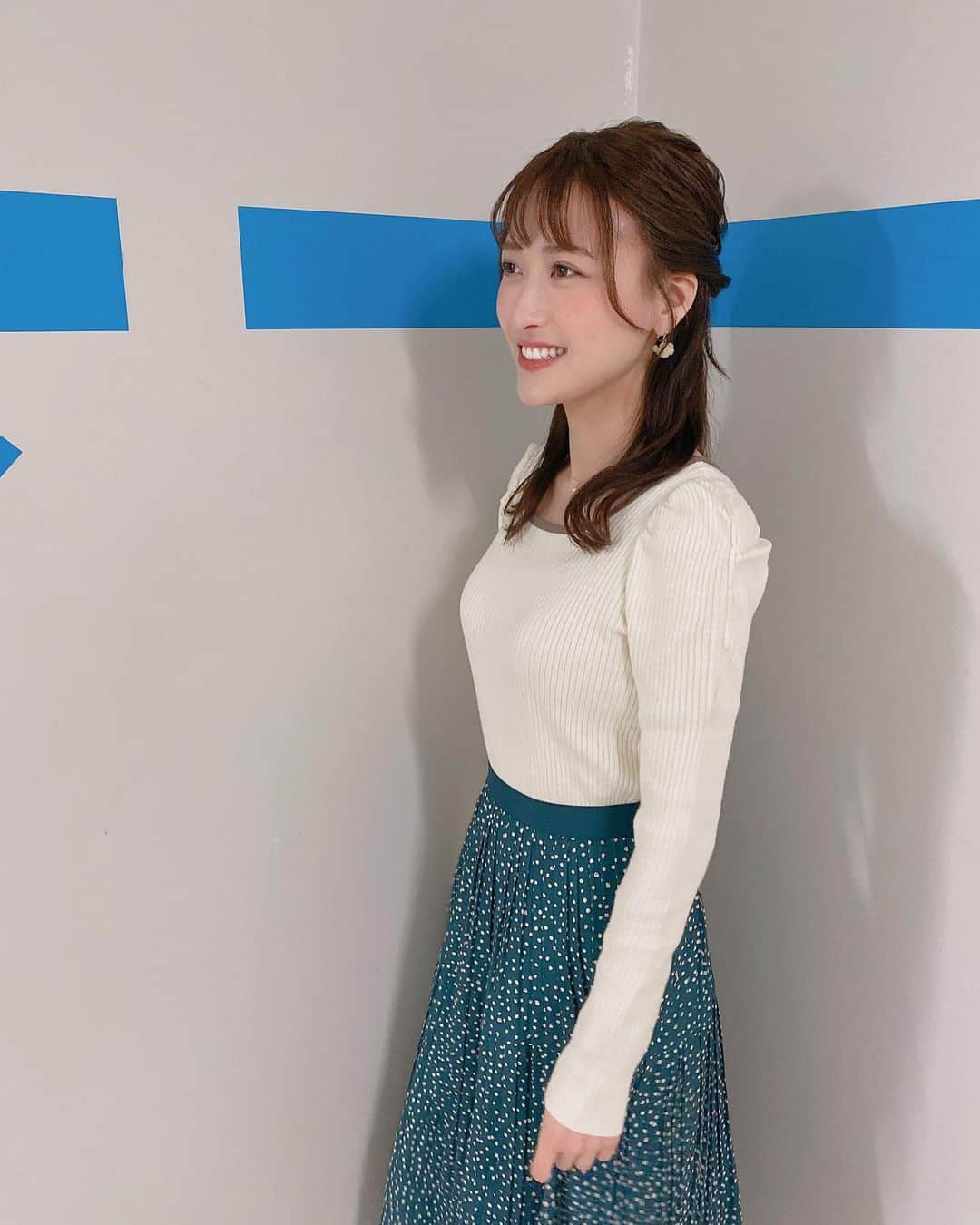 財津南美さんのインスタグラム写真 - (財津南美Instagram)「ㅤㅤㅤㅤㅤㅤㅤㅤㅤㅤㅤㅤㅤ 昨日の衣装👗ㅤㅤㅤㅤㅤㅤㅤㅤㅤㅤㅤㅤㅤ ちょっとレトロな雰囲気のスカートが可愛かった😶‍🌫️💚ㅤㅤㅤㅤㅤㅤㅤㅤㅤㅤㅤㅤㅤㅤㅤㅤㅤㅤㅤㅤㅤㅤㅤㅤㅤㅤㅤㅤㅤㅤㅤㅤㅤㅤㅤㅤㅤㅤㅤ  いまだにスカートひらひら〜が上手にできません。笑」2月2日 23時24分 - zaitsu_minami
