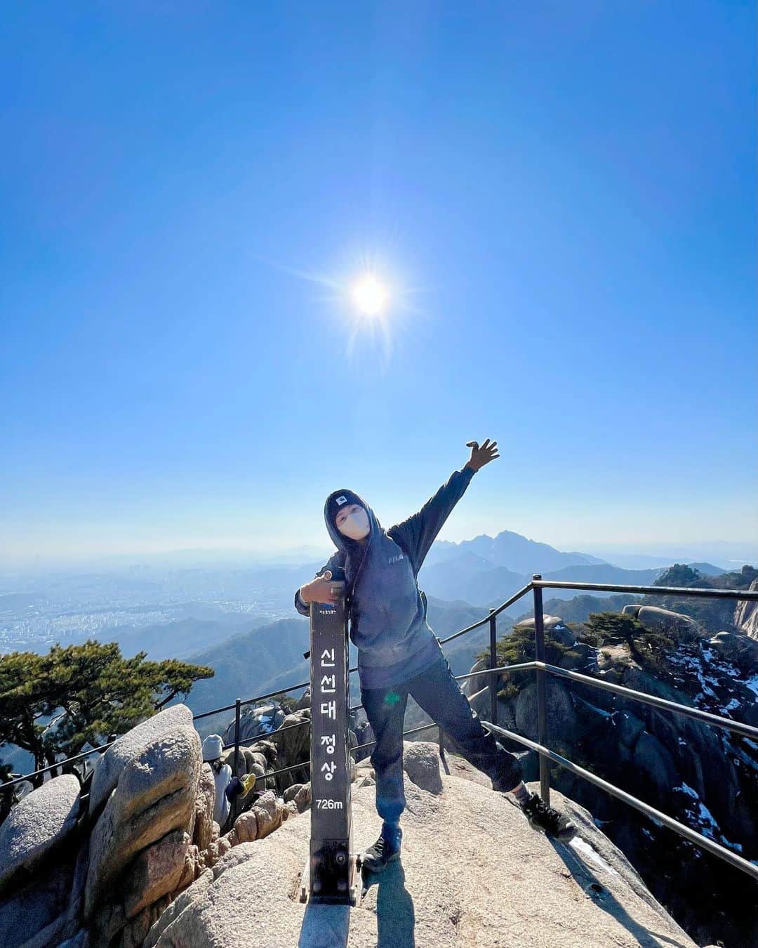 キム・ジェギョン さんのインスタグラム写真 - (キム・ジェギョン Instagram)「2022년 첫 산행은 #도봉산 🏔 도봉산에 누가 악자 빼놨어 누구야😵‍💫 도악산이 분명한데🗿」2月4日 12時06分 - _kimjaekyung_