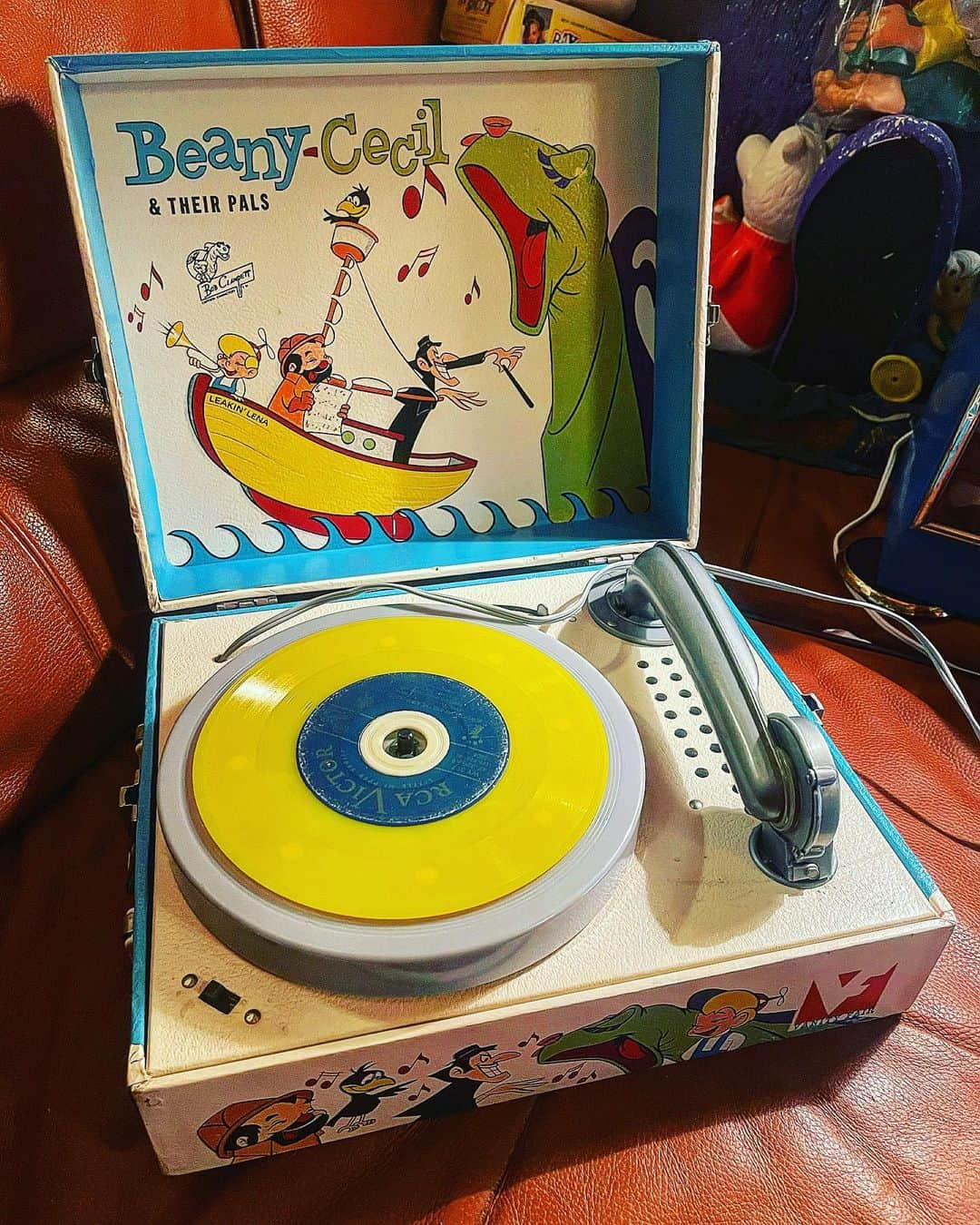 大川知英さんのインスタグラム写真 - (大川知英Instagram)「60's Beany And Cecil Record Player 状態いい欲しかったビーニー&セシルの レコードプレイヤー👨🏾お最高だね🧛🏻‍♂️ 電気は通ってるが動かないから 治せる方いましたらよろしくお願いします🙇‍♂️飾ってPVC載せてヤニ吸いながら 見る幸福時間を.,upi🤡❗️ #beanyandcecil#RecordPlayer #vintage#60s#お最高#状態良し #治せる方よろしくお願いします #幸福時間#ヤニ#upi#ずっぽし #amecajiboys #takatsubase  #アメトイ部#YouTube#captain」2月4日 13時46分 - zupposi_swamp