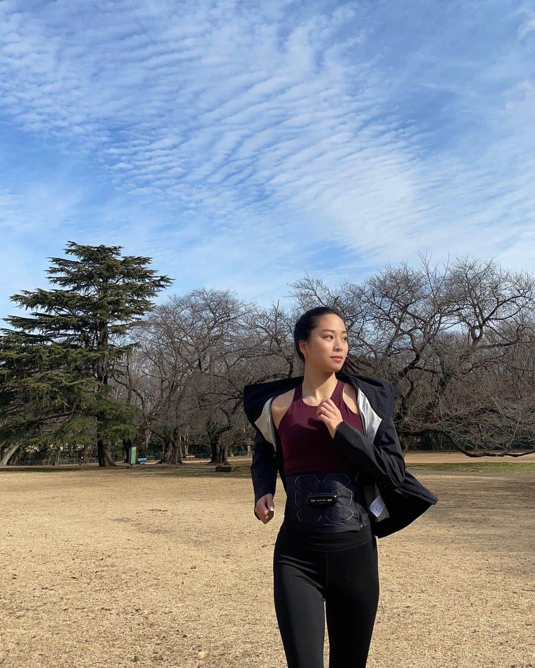 福内櫻子さんのインスタグラム写真 - (福内櫻子Instagram)「ランニングしながら腹筋のトレーニングができる？！ そんな夢のようなことを実現してくれたのが私が着用しているPowersuit Absです✨   ランナーにとって身体のケアと同じくらい大切なのが体幹トレーニング。ランニングは、両足地面についていることはほとんどなく、片足で着地をして身体を運んでいく運動です。つまり、片足で身体を支えて、なおかつその状態で地面を蹴っていかなければいけないんです。👀　さらに、着地の衝撃は体重の約３倍にもなります。 腹筋が衰えていると脚だけで身体全てを支えることになります。そうすると、膝や股関節に痛みが出てしまいますよね😢   身体の軸を意識してトレーニングすれば、エネルギーを無駄に使わずに走ることができるし、足への負担を減らすことにも繋がります。坂道もぐんぐん登っていけるよ🏃‍♂️   大切とわかっていながらも、そのたった10.15分が中々できず続かないものです。。私の場合やらないだけか😳🤭     Powersuit Absを着用していればランニングしながらEMSによって腹筋を鍛えることができるので、時間がないランナーの方、運動不足を感じる方にはピッタリ。   EMSのレベルは20まであげることができて結構しっかり鍛えることができます！私の場合レベル2でした🤣🤣鍛え甲斐ありということで。🤭ランニングと合わせることでシェイプアップも期待できそうです！ ジェルもいらないのでコストパフォーマンスもgood。 姿勢を意識しながら毎回のランニングに取り入れていきたいですね🏃‍♂️    @sixpad_official  #sixpad #powersuitabs #パワースーツアブズ #ハイブリッドランニング #腹筋しながらランニング #pr #ランニング #ながら筋トレ #時短トレーニング #ハイブリッドトレーニング #sixpadランニング」2月4日 14時42分 - sakurako_fukuuchi