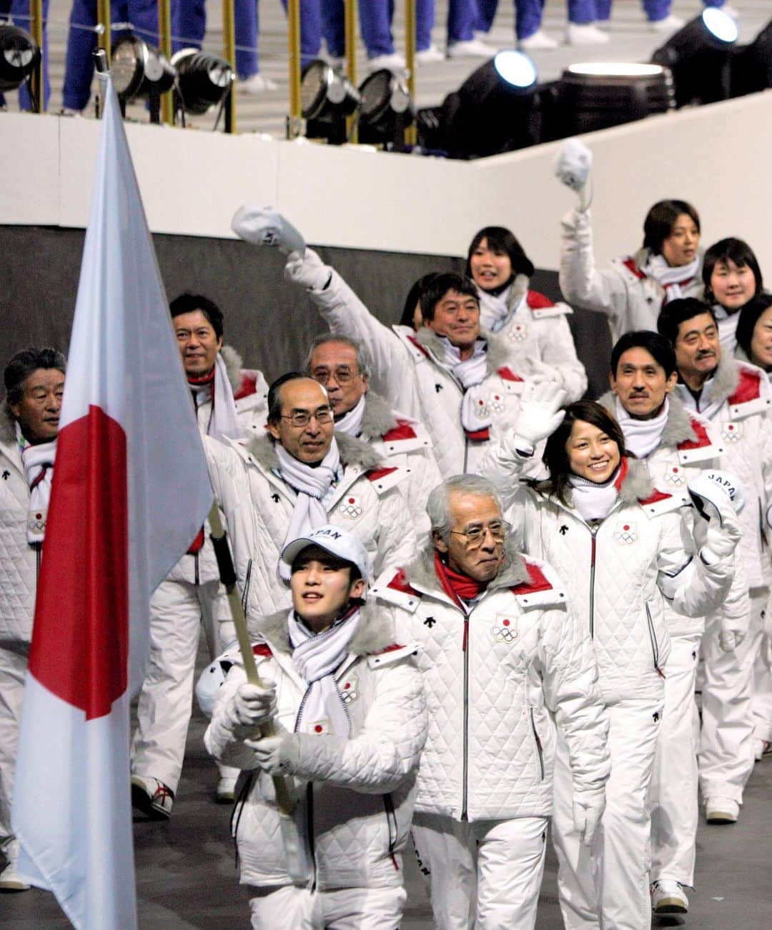 加藤条治さんのインスタグラム写真 - (加藤条治Instagram)「写真は2006年トリノオリンピック開会式。  さて、いよいよ北京オリンピック開会式ですね！ 5大会連続の出場は叶いませんでしたが、今回は後輩達に大いに頑張ってもらいましょう。  日本選手団、そして世界の選手関係者が健康に競技できることを願ってます。」2月4日 20時27分 - jojikato0206