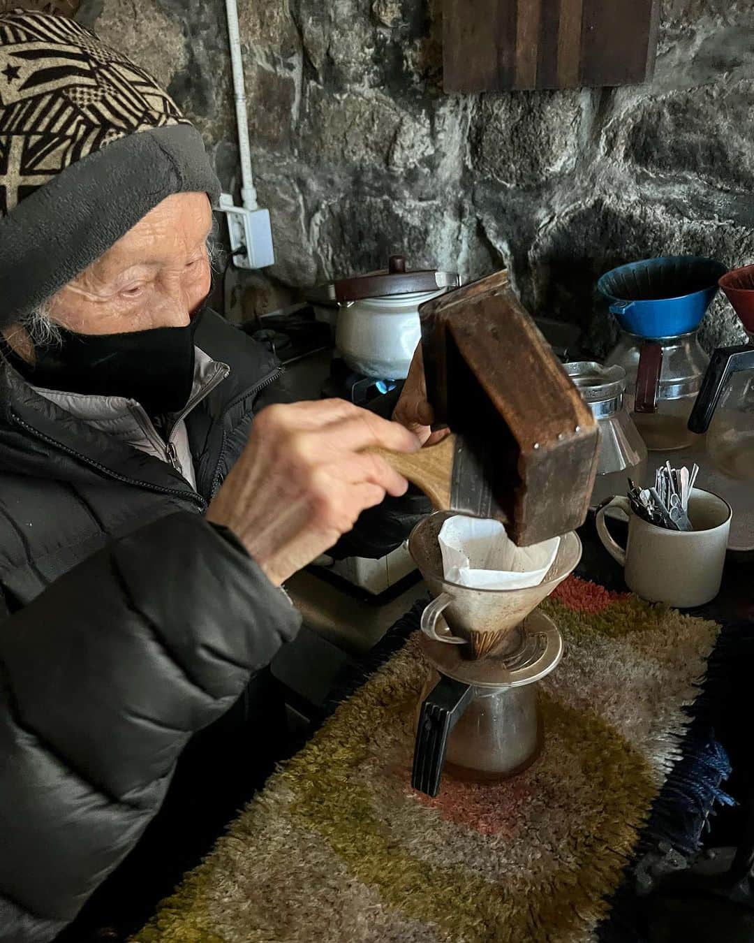 キム・ジェギョン さんのインスタグラム写真 - (キム・ジェギョン Instagram)「도봉산은 너무 힘들었지만 도봉산장에서 마신 커피 한 잔이 모든 피로를 풀어주었다🤍」2月4日 21時19分 - _kimjaekyung_