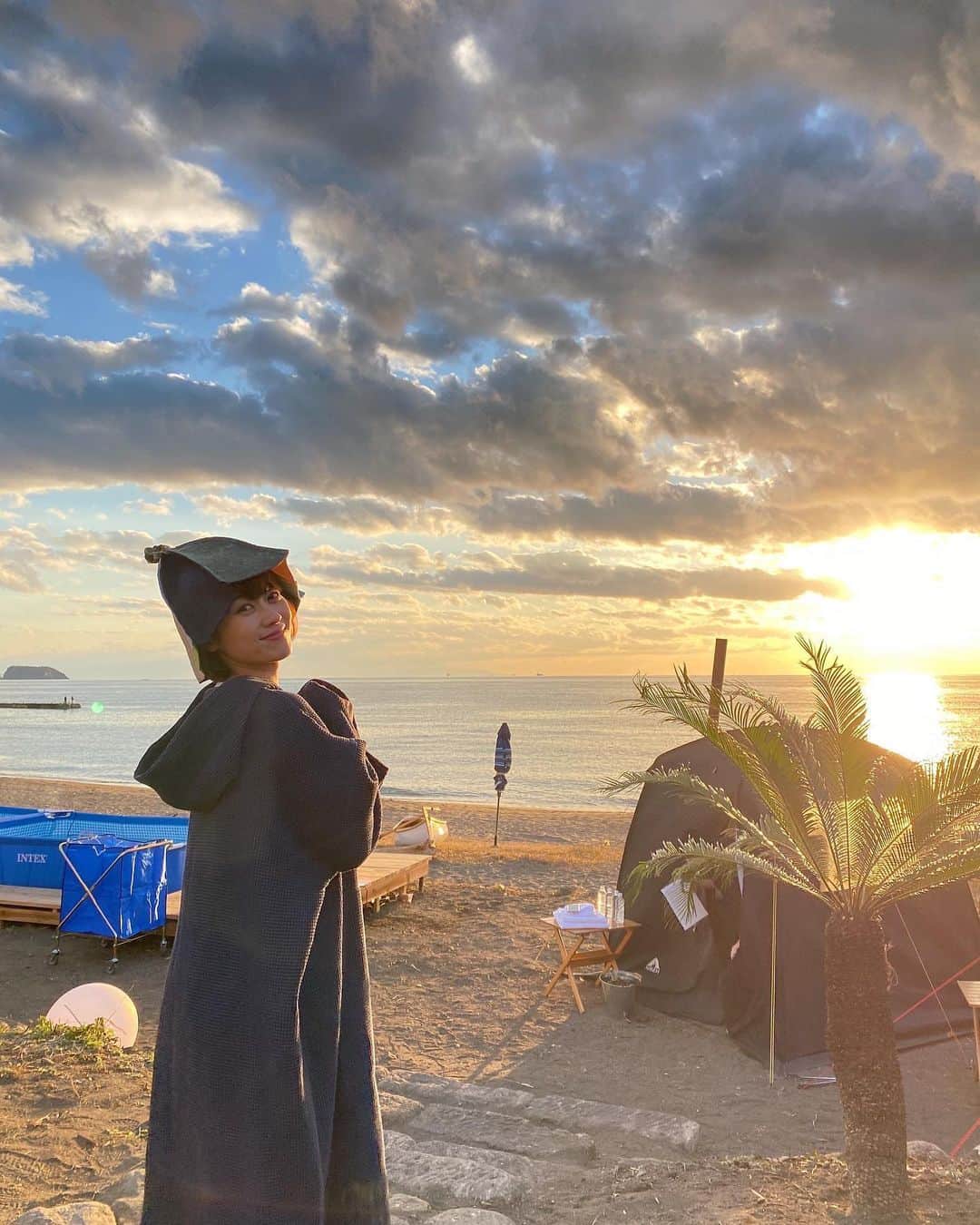 原幹恵さんのインスタグラム写真 - (原幹恵Instagram)「千葉県鋸南町の元名海岸で実施されているビーチサウナイベント「海とサウナ」に行ってきました〜😊✨  非日常的な空間の中で、オーシャンビューと波の音を聞きながら入るサウナは最高でした🥺  しかも水風呂は鋸山の伏流水を使用しているんだって✨  テントサウナはセルフロウリュもやり放題😍！！！  キッチンカーも出店しているから海を見ながら美味しいご飯が食べれるよ😋  夕陽を見ながら、波の音を聞いて「ととのう」という体験は至福の時間でした✨✨  空間がとっても可愛くて素敵で、たくさんの方々の愛を感じるイベントでした😊💕💕  ちゃんとコロナ対策もされていて、安心して参加することができたよ😊  @umitosauna_nokogiriyama   #海とサウナ #サウナ #サウナ女子  #テントサウナ #水風呂  #ととのう #鋸南町  #鋸山  #ビューティー #ボディケア #beautycare #bodycare  #sauna  #PR」2月5日 16時02分 - mikie_hara.official