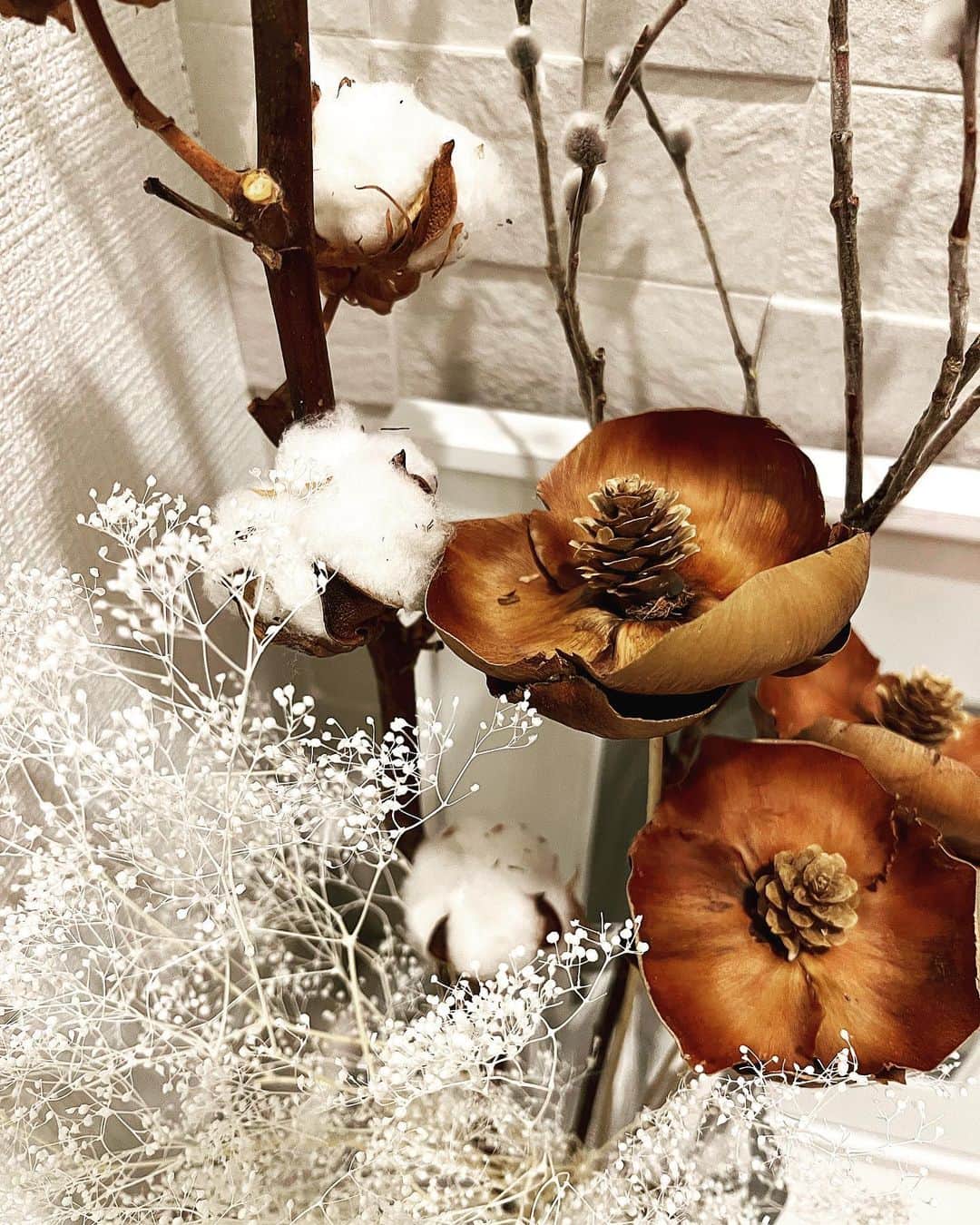 澤山璃奈さんのインスタグラム写真 - (澤山璃奈Instagram)「付き合っている時は個々の2人が一緒に暮らしているという感覚があったので、効率第一！でインテリアの事を気にしていなかったのですが…🏠  結婚してからは2人のお家と言う感覚が強くなってきて、家族の温かさや優しさを感じるインテリアにしたいなと🤎  私のおばあちゃんはお花が大好きで、いつもお家には季節の素敵なお花が飾ってあって🌷  2人でお花の話をしたり、ホオズキで遊んだりしたのがとても思い出に残っているので、 私もいつか結婚したらいつもお花がたくさんあるお家にしたい❣️といつからか憧れていました🥰  そんなおばあちゃんから譲り受けた花瓶に、とっても可愛いドライの枝とお花を飾りました🥀 (私の写真は写真集I believeのアザーカットをカメラマンさんにプレゼントしていただいたものです♡)  以前までドライフラワーってちょっと寂しさを感じるような気がして苦手意識があったのですが、誕生日に友達からもらった生花をドライフラワーにしたらとっても可愛くて💕💐🥺  先日たまたま通りがかった表参道のドライフラワー屋さんに入ったら色々な種類があってびっくり😳 可愛すぎて、見事にドライフラワーにハマってしまいました💘  お手入れ楽なのと、虫がこないのもすごく魅力的🙏🏽  特におばあちゃんも大好きだったコットンフラワーには一目惚れ💭🥺 ネコヤナギ、パームフラワー、私の好きなかすみ草を合わせて🤍  短くなってしまったかすみ草はお手洗いにちょこんと🌱  これから少しづつお気に入りのフラワーベースや植物、インテリアアイテムを集めて、ゆっくりと2人の居心地の良いお家にしていきたいなぁと思います🏡👫🏽  #ドライフラワー　#どらいふらわーのある暮らし #ドライフラワーインテリア #dryflower #インテリア #interiordecor #コットンフラワー　#パームフラワー　#ねこやなぎ #かすみ草ドライフラワー #かすみ草　#homesweethome #드라이플라워」2月5日 23時24分 - rinasawayama