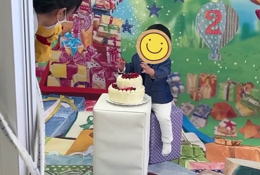 桜 稲垣早希さんのインスタグラム写真 - (桜 稲垣早希Instagram)「２月４日、息子2歳の誕生日でした😊 あっという間にどんどん成長しますね。 歩きだしが遅くて悩んでましたが、もう一人ですべり台滑れるようになって驚きます。 お祝いに壁を大好きなトーマスで飾り付けしたのでケーキもトーマスのケーキを手作りしようと思いましたが、クッキー型が人型しかなかったため擬人化トーマスになりました。予備で二つ焼いたので双子のトーマス兄弟にしました。 オリジナルがいきすぎましたが、息子ボリボリ食べてくれました。 前日にスタジオアリスで写真も撮りました。 相変わらずカメラマンは子供を楽しませるプロで脱帽です🙇‍♀️ いつもありがとうございます。 #2歳 #誕生日 #手作りケーキ #トーマス #擬人化 #トーマス兄弟爆誕 #スタジオアリス」2月6日 12時36分 - sakura_inagaki_saki