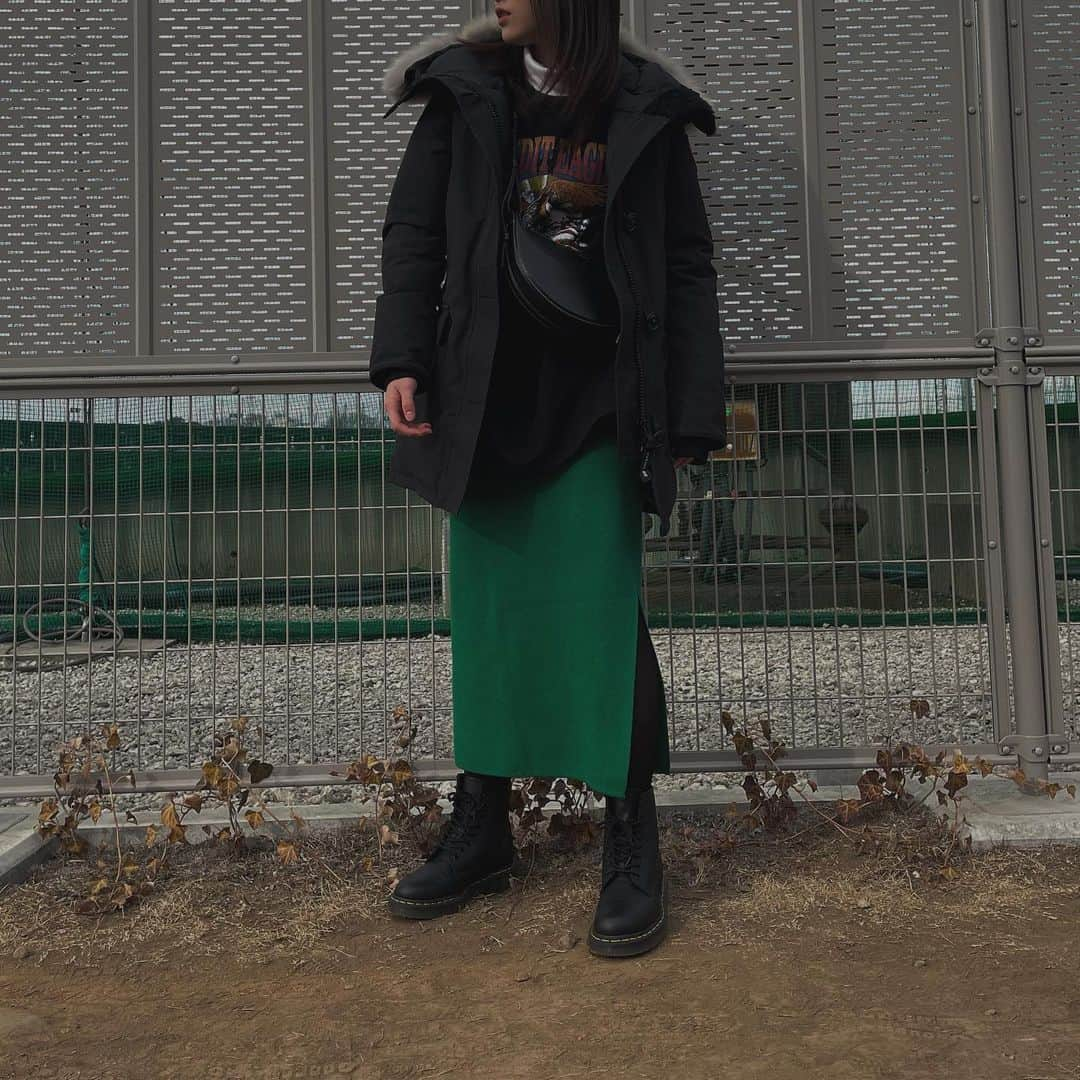 工藤遥さんのインスタグラム写真 - (工藤遥Instagram)「. 🦅ﾋｻｼﾌﾞﾘﾆﾉｾﾙ‼︎ . . knit skirt / @dholic_official  shoes / @drmartens_japan  #シフクドウ」2月6日 17時50分 - haruka_kudo.official