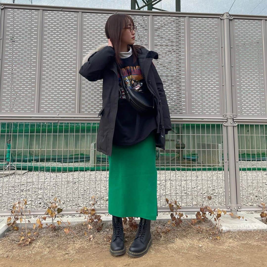 工藤遥さんのインスタグラム写真 - (工藤遥Instagram)「. 🦅ﾋｻｼﾌﾞﾘﾆﾉｾﾙ‼︎ . . knit skirt / @dholic_official  shoes / @drmartens_japan  #シフクドウ」2月6日 17時50分 - haruka_kudo.official