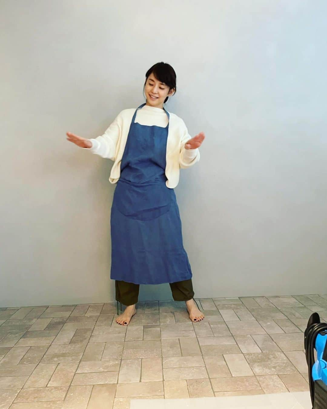 石田ゆり子さんのインスタグラム写真 - (石田ゆり子Instagram)「妻、小学生になる 略してツマショー👨‍🍳 貴恵さんの 衣装いろいろ。 使われたり使われなかったりの 衣装たちですが、 とにかくわたしは 全ての衣装を着まくります。 写真を撮ってもらって あとで客観的に見て、 悩んで、やっぱこれだな！と 決める。 悩むのも楽しい それが衣装合わせの 醍醐味なのでしょう。 #妻小学生になる」2月6日 18時44分 - yuriyuri1003